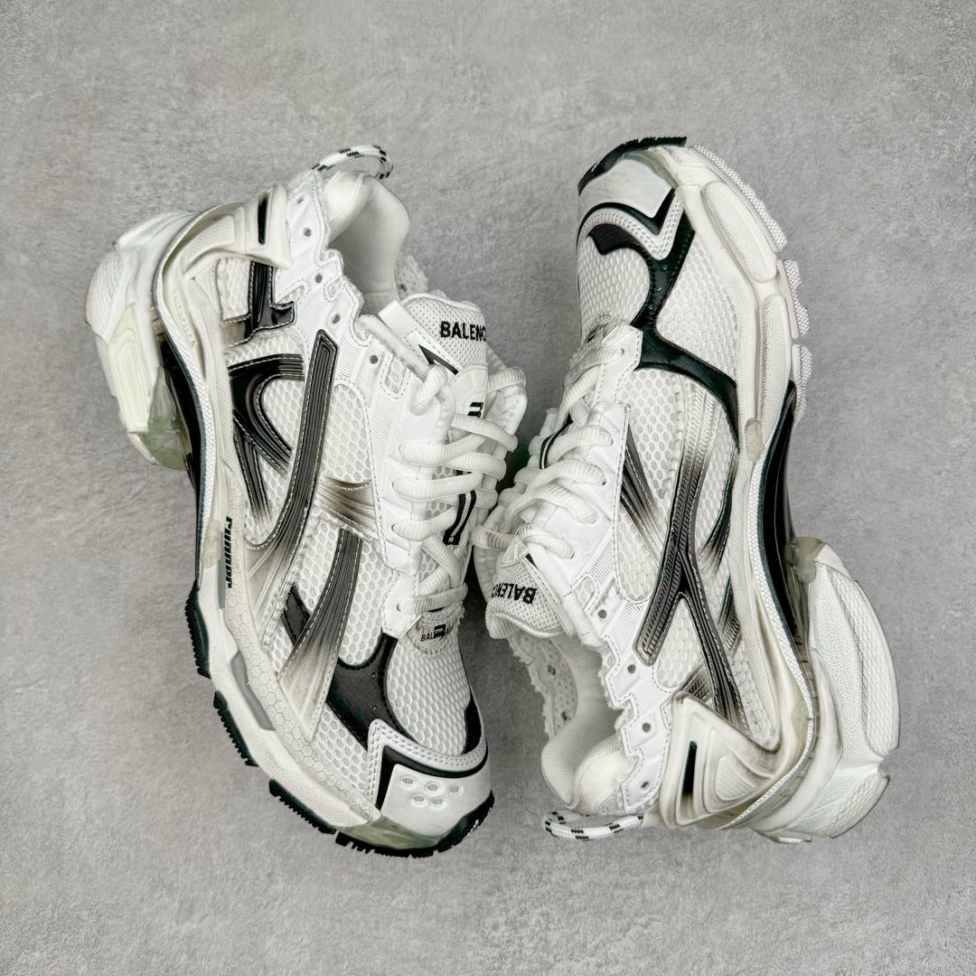 图片[3]-＃XA BALENCIAGA Runner Sneaker 巴黎世家七代慢跑系列低帮复古野跑潮流运动鞋老爹鞋 尼龙和网布材质 磨损效果 鞋头边缘印有尺码 背面浮印尺码 外侧印有跑者徽标 鞋舌刺绣 Balenciaga 品牌标识 鞋跟背面 Balenciaga品牌标识 材质采用65%聚氨酯、35%聚酯纤维 全新 Runner 鞋型轮廓借鉴于 2000 年初的复古线条 搭载大网眼面料制成鞋面基础 由粉色、白色尼龍与橡胶质地覆盖鞋面诠释线条感 当中透过几道手缝线与折损痕更是精准的掌握历经时间淬炼的破旧痕迹 延续其手法至鞋领、鞋跟、鞋带、中底等部分均饰有破损及脏污之貌 尤其是鞋领处与鞋带孔眼条更是采用不规则做旧技术将内容物泡棉随机露出 尺码：35 36 37 38 39 40 41 42 43 44 45 46-选品中心
