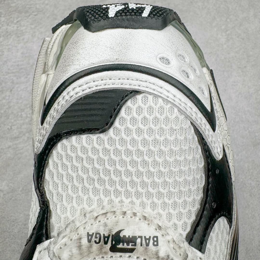 图片[18]-＃XA BALENCIAGA Runner Sneaker 巴黎世家七代慢跑系列低帮复古野跑潮流运动鞋老爹鞋 尼龙和网布材质 磨损效果 鞋头边缘印有尺码 背面浮印尺码 外侧印有跑者徽标 鞋舌刺绣 Balenciaga 品牌标识 鞋跟背面 Balenciaga品牌标识 材质采用65%聚氨酯、35%聚酯纤维 全新 Runner 鞋型轮廓借鉴于 2000 年初的复古线条 搭载大网眼面料制成鞋面基础 由粉色、白色尼龍与橡胶质地覆盖鞋面诠释线条感 当中透过几道手缝线与折损痕更是精准的掌握历经时间淬炼的破旧痕迹 延续其手法至鞋领、鞋跟、鞋带、中底等部分均饰有破损及脏污之貌 尤其是鞋领处与鞋带孔眼条更是采用不规则做旧技术将内容物泡棉随机露出 尺码：35 36 37 38 39 40 41 42 43 44 45 46-选品中心