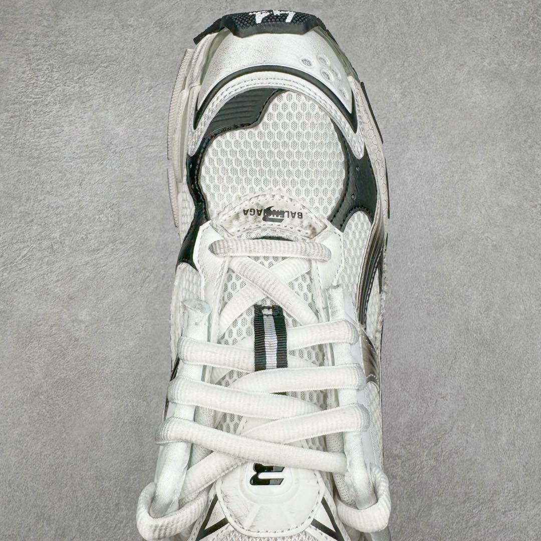 图片[4]-＃XA BALENCIAGA Runner Sneaker 巴黎世家七代慢跑系列低帮复古野跑潮流运动鞋老爹鞋 尼龙和网布材质 磨损效果 鞋头边缘印有尺码 背面浮印尺码 外侧印有跑者徽标 鞋舌刺绣 Balenciaga 品牌标识 鞋跟背面 Balenciaga品牌标识 材质采用65%聚氨酯、35%聚酯纤维 全新 Runner 鞋型轮廓借鉴于 2000 年初的复古线条 搭载大网眼面料制成鞋面基础 由粉色、白色尼龍与橡胶质地覆盖鞋面诠释线条感 当中透过几道手缝线与折损痕更是精准的掌握历经时间淬炼的破旧痕迹 延续其手法至鞋领、鞋跟、鞋带、中底等部分均饰有破损及脏污之貌 尤其是鞋领处与鞋带孔眼条更是采用不规则做旧技术将内容物泡棉随机露出 尺码：35 36 37 38 39 40 41 42 43 44 45 46-选品中心