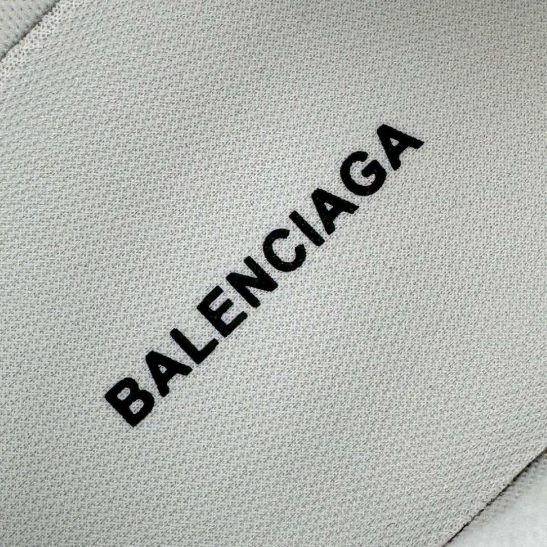 图片[11]-＃XA BALENCIAGA Runner Sneaker 巴黎世家七代慢跑系列低帮复古野跑潮流运动鞋老爹鞋 尼龙和网布材质 磨损效果 鞋头边缘印有尺码 背面浮印尺码 外侧印有跑者徽标 鞋舌刺绣 Balenciaga 品牌标识 鞋跟背面 Balenciaga品牌标识 材质采用65%聚氨酯、35%聚酯纤维 全新 Runner 鞋型轮廓借鉴于 2000 年初的复古线条 搭载大网眼面料制成鞋面基础 由粉色、白色尼龍与橡胶质地覆盖鞋面诠释线条感 当中透过几道手缝线与折损痕更是精准的掌握历经时间淬炼的破旧痕迹 延续其手法至鞋领、鞋跟、鞋带、中底等部分均饰有破损及脏污之貌 尤其是鞋领处与鞋带孔眼条更是采用不规则做旧技术将内容物泡棉随机露出 尺码：35 36 37 38 39 40 41 42 43 44 45 46-选品中心