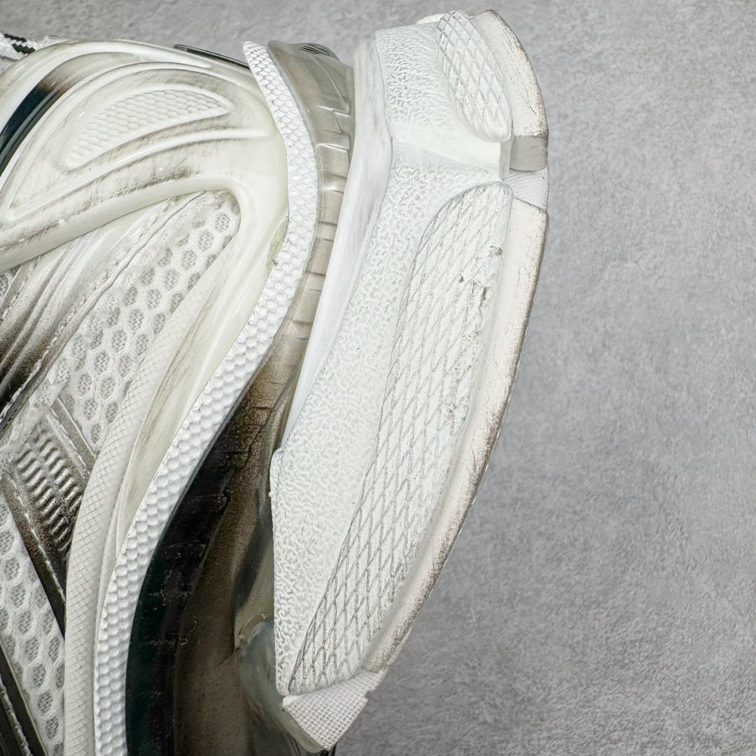 图片[15]-＃XA BALENCIAGA Runner Sneaker 巴黎世家七代慢跑系列低帮复古野跑潮流运动鞋老爹鞋 尼龙和网布材质 磨损效果 鞋头边缘印有尺码 背面浮印尺码 外侧印有跑者徽标 鞋舌刺绣 Balenciaga 品牌标识 鞋跟背面 Balenciaga品牌标识 材质采用65%聚氨酯、35%聚酯纤维 全新 Runner 鞋型轮廓借鉴于 2000 年初的复古线条 搭载大网眼面料制成鞋面基础 由粉色、白色尼龍与橡胶质地覆盖鞋面诠释线条感 当中透过几道手缝线与折损痕更是精准的掌握历经时间淬炼的破旧痕迹 延续其手法至鞋领、鞋跟、鞋带、中底等部分均饰有破损及脏污之貌 尤其是鞋领处与鞋带孔眼条更是采用不规则做旧技术将内容物泡棉随机露出 尺码：35 36 37 38 39 40 41 42 43 44 45 46-选品中心