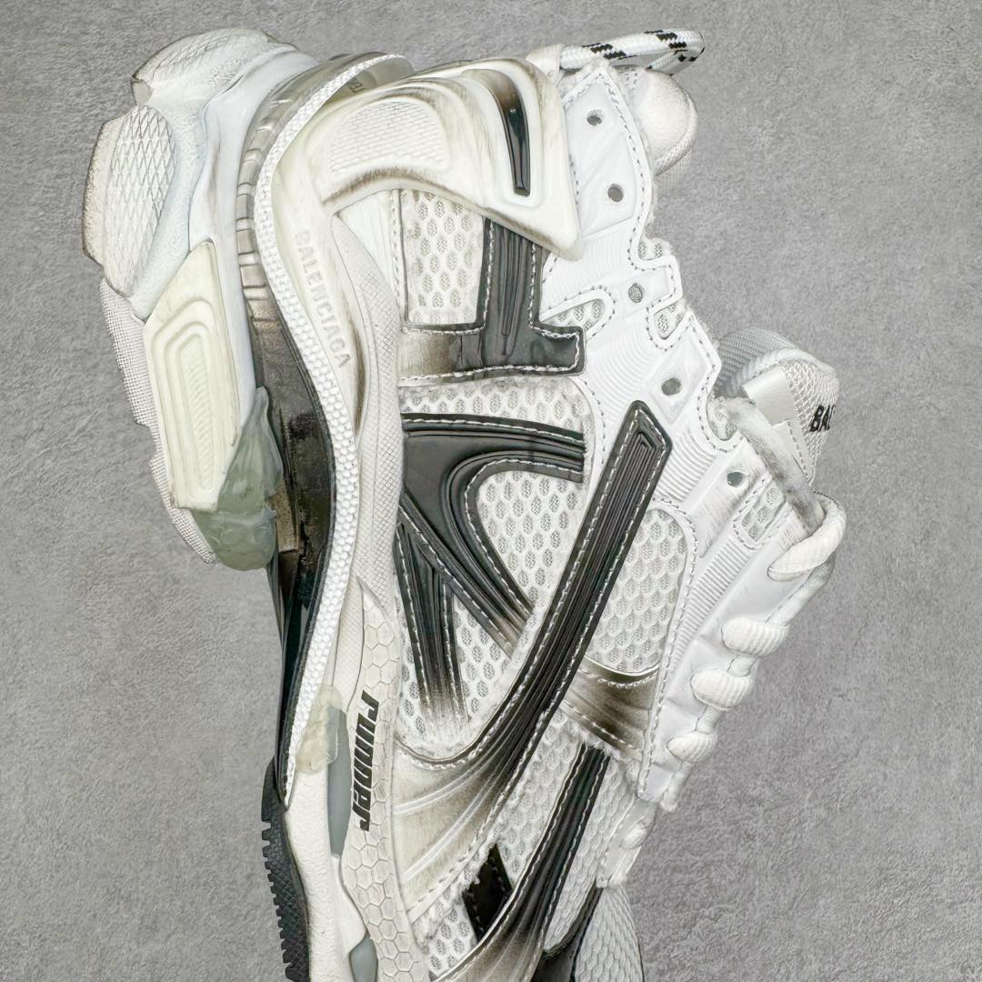 图片[6]-＃XA BALENCIAGA Runner Sneaker 巴黎世家七代慢跑系列低帮复古野跑潮流运动鞋老爹鞋 尼龙和网布材质 磨损效果 鞋头边缘印有尺码 背面浮印尺码 外侧印有跑者徽标 鞋舌刺绣 Balenciaga 品牌标识 鞋跟背面 Balenciaga品牌标识 材质采用65%聚氨酯、35%聚酯纤维 全新 Runner 鞋型轮廓借鉴于 2000 年初的复古线条 搭载大网眼面料制成鞋面基础 由粉色、白色尼龍与橡胶质地覆盖鞋面诠释线条感 当中透过几道手缝线与折损痕更是精准的掌握历经时间淬炼的破旧痕迹 延续其手法至鞋领、鞋跟、鞋带、中底等部分均饰有破损及脏污之貌 尤其是鞋领处与鞋带孔眼条更是采用不规则做旧技术将内容物泡棉随机露出 尺码：35 36 37 38 39 40 41 42 43 44 45 46-选品中心