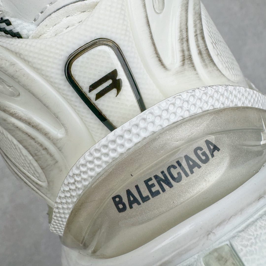 图片[14]-＃XA BALENCIAGA Runner Sneaker 巴黎世家七代慢跑系列低帮复古野跑潮流运动鞋老爹鞋 尼龙和网布材质 磨损效果 鞋头边缘印有尺码 背面浮印尺码 外侧印有跑者徽标 鞋舌刺绣 Balenciaga 品牌标识 鞋跟背面 Balenciaga品牌标识 材质采用65%聚氨酯、35%聚酯纤维 全新 Runner 鞋型轮廓借鉴于 2000 年初的复古线条 搭载大网眼面料制成鞋面基础 由粉色、白色尼龍与橡胶质地覆盖鞋面诠释线条感 当中透过几道手缝线与折损痕更是精准的掌握历经时间淬炼的破旧痕迹 延续其手法至鞋领、鞋跟、鞋带、中底等部分均饰有破损及脏污之貌 尤其是鞋领处与鞋带孔眼条更是采用不规则做旧技术将内容物泡棉随机露出 尺码：35 36 37 38 39 40 41 42 43 44 45 46-选品中心