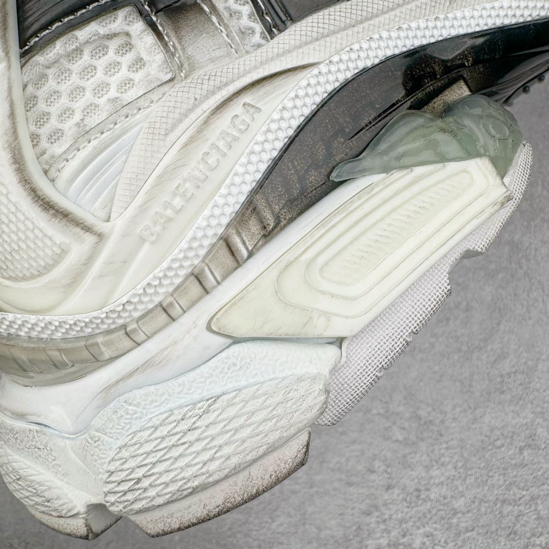 图片[19]-＃XA BALENCIAGA Runner Sneaker 巴黎世家七代慢跑系列低帮复古野跑潮流运动鞋老爹鞋 尼龙和网布材质 磨损效果 鞋头边缘印有尺码 背面浮印尺码 外侧印有跑者徽标 鞋舌刺绣 Balenciaga 品牌标识 鞋跟背面 Balenciaga品牌标识 材质采用65%聚氨酯、35%聚酯纤维 全新 Runner 鞋型轮廓借鉴于 2000 年初的复古线条 搭载大网眼面料制成鞋面基础 由粉色、白色尼龍与橡胶质地覆盖鞋面诠释线条感 当中透过几道手缝线与折损痕更是精准的掌握历经时间淬炼的破旧痕迹 延续其手法至鞋领、鞋跟、鞋带、中底等部分均饰有破损及脏污之貌 尤其是鞋领处与鞋带孔眼条更是采用不规则做旧技术将内容物泡棉随机露出 尺码：35 36 37 38 39 40 41 42 43 44 45 46-选品中心