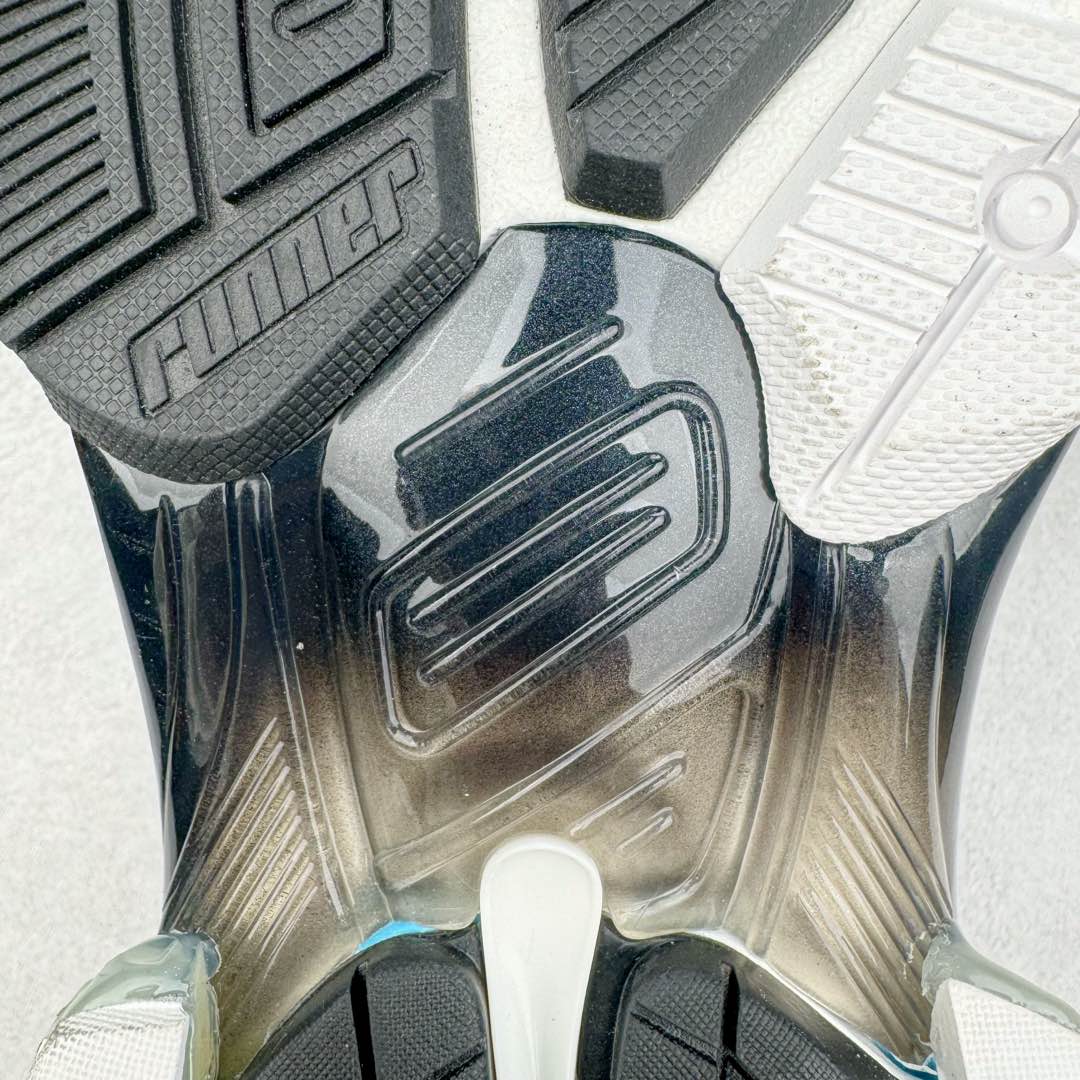 图片[23]-＃XA BALENCIAGA Runner Sneaker 巴黎世家七代慢跑系列低帮复古野跑潮流运动鞋老爹鞋 尼龙和网布材质 磨损效果 鞋头边缘印有尺码 背面浮印尺码 外侧印有跑者徽标 鞋舌刺绣 Balenciaga 品牌标识 鞋跟背面 Balenciaga品牌标识 材质采用65%聚氨酯、35%聚酯纤维 全新 Runner 鞋型轮廓借鉴于 2000 年初的复古线条 搭载大网眼面料制成鞋面基础 由粉色、白色尼龍与橡胶质地覆盖鞋面诠释线条感 当中透过几道手缝线与折损痕更是精准的掌握历经时间淬炼的破旧痕迹 延续其手法至鞋领、鞋跟、鞋带、中底等部分均饰有破损及脏污之貌 尤其是鞋领处与鞋带孔眼条更是采用不规则做旧技术将内容物泡棉随机露出 尺码：35 36 37 38 39 40 41 42 43 44 45 46-选品中心