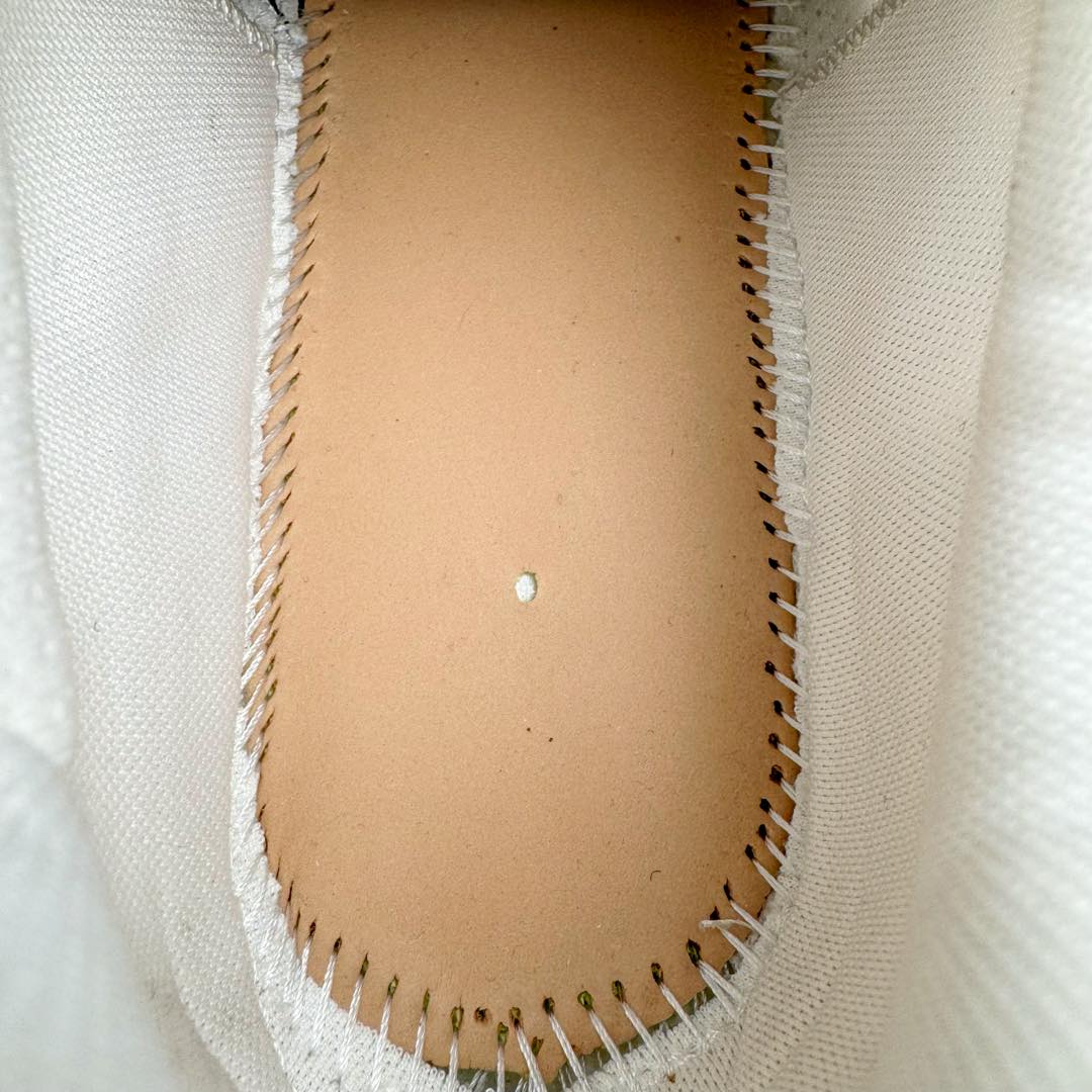 图片[10]-＃XA BALENCIAGA Runner Sneaker 巴黎世家七代慢跑系列低帮复古野跑潮流运动鞋老爹鞋 尼龙和网布材质 磨损效果 鞋头边缘印有尺码 背面浮印尺码 外侧印有跑者徽标 鞋舌刺绣 Balenciaga 品牌标识 鞋跟背面 Balenciaga品牌标识 材质采用65%聚氨酯、35%聚酯纤维 全新 Runner 鞋型轮廓借鉴于 2000 年初的复古线条 搭载大网眼面料制成鞋面基础 由粉色、白色尼龍与橡胶质地覆盖鞋面诠释线条感 当中透过几道手缝线与折损痕更是精准的掌握历经时间淬炼的破旧痕迹 延续其手法至鞋领、鞋跟、鞋带、中底等部分均饰有破损及脏污之貌 尤其是鞋领处与鞋带孔眼条更是采用不规则做旧技术将内容物泡棉随机露出 尺码：35 36 37 38 39 40 41 42 43 44 45 46-选品中心