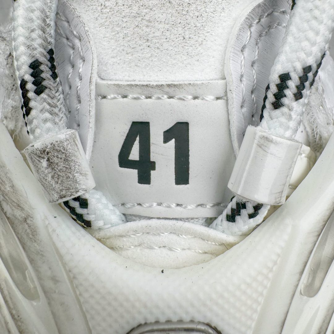 图片[13]-＃XA BALENCIAGA Runner Sneaker 巴黎世家七代慢跑系列低帮复古野跑潮流运动鞋老爹鞋 尼龙和网布材质 磨损效果 鞋头边缘印有尺码 背面浮印尺码 外侧印有跑者徽标 鞋舌刺绣 Balenciaga 品牌标识 鞋跟背面 Balenciaga品牌标识 材质采用65%聚氨酯、35%聚酯纤维 全新 Runner 鞋型轮廓借鉴于 2000 年初的复古线条 搭载大网眼面料制成鞋面基础 由粉色、白色尼龍与橡胶质地覆盖鞋面诠释线条感 当中透过几道手缝线与折损痕更是精准的掌握历经时间淬炼的破旧痕迹 延续其手法至鞋领、鞋跟、鞋带、中底等部分均饰有破损及脏污之貌 尤其是鞋领处与鞋带孔眼条更是采用不规则做旧技术将内容物泡棉随机露出 尺码：35 36 37 38 39 40 41 42 43 44 45 46-选品中心