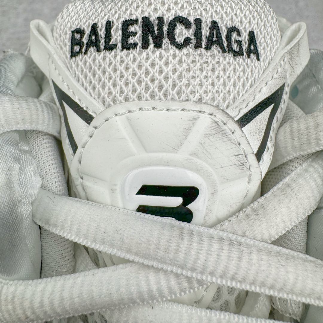 图片[16]-＃XA BALENCIAGA Runner Sneaker 巴黎世家七代慢跑系列低帮复古野跑潮流运动鞋老爹鞋 尼龙和网布材质 磨损效果 鞋头边缘印有尺码 背面浮印尺码 外侧印有跑者徽标 鞋舌刺绣 Balenciaga 品牌标识 鞋跟背面 Balenciaga品牌标识 材质采用65%聚氨酯、35%聚酯纤维 全新 Runner 鞋型轮廓借鉴于 2000 年初的复古线条 搭载大网眼面料制成鞋面基础 由粉色、白色尼龍与橡胶质地覆盖鞋面诠释线条感 当中透过几道手缝线与折损痕更是精准的掌握历经时间淬炼的破旧痕迹 延续其手法至鞋领、鞋跟、鞋带、中底等部分均饰有破损及脏污之貌 尤其是鞋领处与鞋带孔眼条更是采用不规则做旧技术将内容物泡棉随机露出 尺码：35 36 37 38 39 40 41 42 43 44 45 46-选品中心