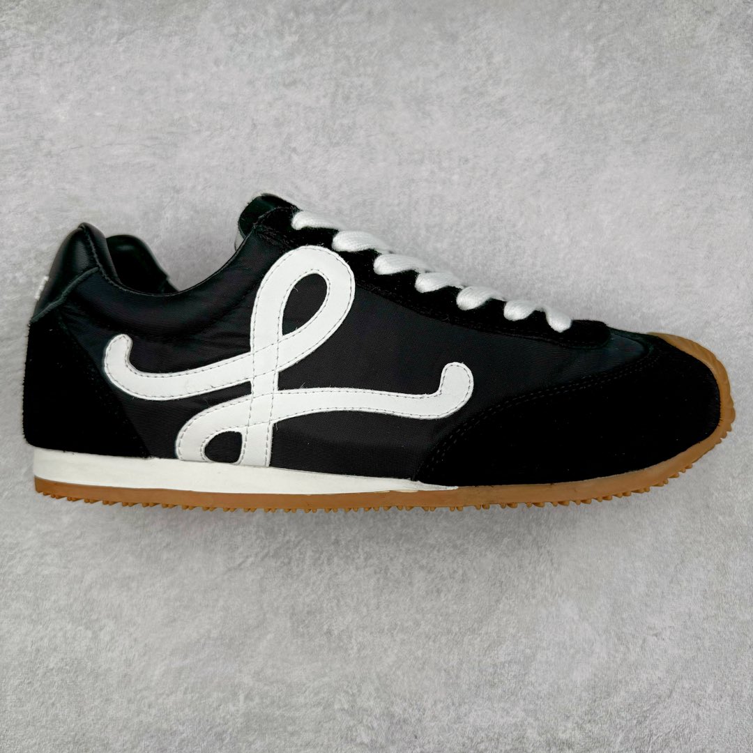 罗意威LOEWE 2025 | Ballet Runner2.0 新款芭蕾舞鞋 超级棒 不对称鞋头造型，作为LOEWE的标志性设计 超柔软，轻便且灵活的鞋底，新的波浪纹理橡胶外底，延伸至鞋头，升级的柔软皮革内衬和鞋床，提供最大舒适感，后跟有3D注塑橡胶徽标，真皮和皮料混搭彰显复古风格 内增高拼色德训鞋 阿甘鞋 小白鞋 拼色拼接鞋面 非常高级隐藏式小内增高 脚后跟设计新颖 柔软舒适 会被评为年度最舒适的暴走鞋 如履平地 原版细节 鞋面由进口麂皮 牛皮 原版布拼接 牛皮垫脚 原版定制磨具组合大底 原盒包装 内娱明星杨幂等众多同款上脚 小红书 一系列素材图 极具爆款。 尺码 35 36 37 38 39 40-选品中心