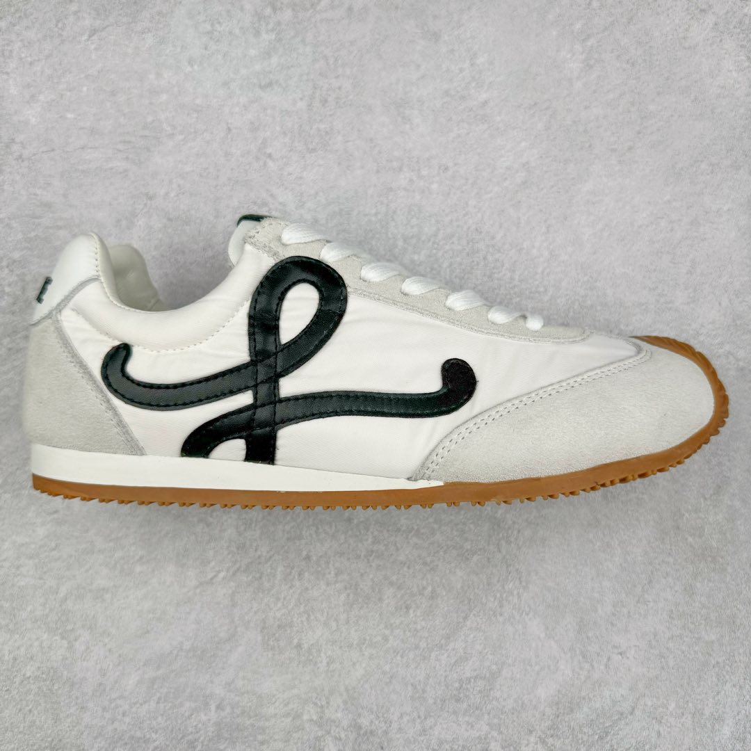 罗意威LOEWE 2025 | Ballet Runner2.0 新款芭蕾舞鞋 超级棒 不对称鞋头造型，作为LOEWE的标志性设计 超柔软，轻便且灵活的鞋底，新的波浪纹理橡胶外底，延伸至鞋头，升级的柔软皮革内衬和鞋床，提供最大舒适感，后跟有3D注塑橡胶徽标，真皮和皮料混搭彰显复古风格 内增高拼色德训鞋 阿甘鞋 小白鞋 拼色拼接鞋面 非常高级隐藏式小内增高 脚后跟设计新颖 柔软舒适 会被评为年度最舒适的暴走鞋 如履平地 原版细节 鞋面由进口麂皮 牛皮 原版布拼接 牛皮垫脚 原版定制磨具组合大底 原盒包装 内娱明星杨幂等众多同款上脚 小红书 一系列素材图 极具爆款。 尺码 35 36 37 38 39 40-选品中心