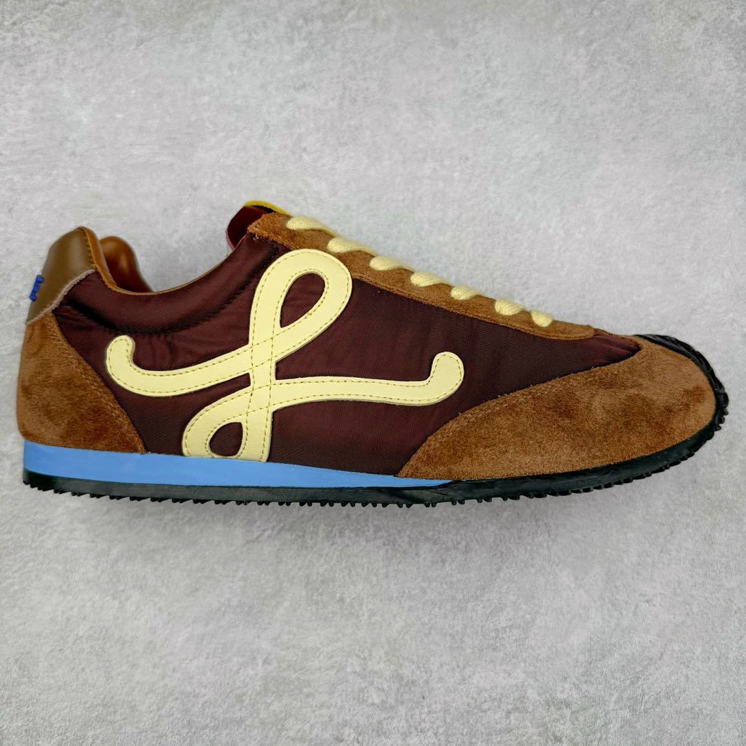 罗意威LOEWE 2025 | Ballet Runner2.0 新款芭蕾舞鞋 超级棒 不对称鞋头造型，作为LOEWE的标志性设计 超柔软，轻便且灵活的鞋底，新的波浪纹理橡胶外底，延伸至鞋头，升级的柔软皮革内衬和鞋床，提供最大舒适感，后跟有3D注塑橡胶徽标，真皮和皮料混搭彰显复古风格 内增高拼色德训鞋 阿甘鞋 小白鞋 拼色拼接鞋面 非常高级隐藏式小内增高 脚后跟设计新颖 柔软舒适 会被评为年度最舒适的暴走鞋 如履平地 原版细节 鞋面由进口麂皮 牛皮 原版布拼接 牛皮垫脚 原版定制磨具组合大底 原盒包装 内娱明星杨幂等众多同款上脚 小红书 一系列素材图 极具爆款。 尺码 35 36 37 38 39 40-选品中心