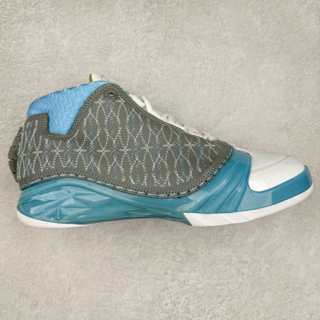 Air Jordan XX3 OG 迈克尔·乔丹高帮复古休闲文化运动篮球鞋 318376-151 原楦开发版型 采用厚实荔枝纹仿牛皮组合牛剖革鞋面材质 中底搭载仿塑纤中板缓震 缜密中底拉帮工艺 搭载一次压模成形 Phylon中底 外置高性能环抱式TPU组合防滑耐磨橡胶大底 AJ23在诞生以前被称为AJ系列最后一代以数字命名的球鞋 所以在设计上格外用心 体现出绅士的儒雅风格 鞋舌上带有雕花细节设计 大面积TPU稳定托盘 鞋面缝有三维走线 鞋头有MJ本人签名印字 Phylon中底 全掌Zoom Air缓震科技 外底纹路为MJ本人放大的指纹 尺码：40 40.5 41 42 42.5 43 44 44.5 45 46 47.5-选品中心