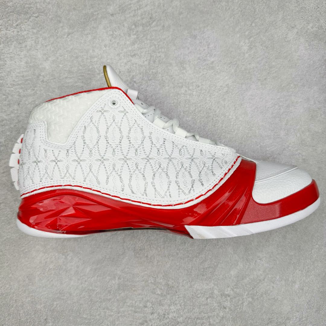 Air Jordan XX3 OG 迈克尔·乔丹高帮复古休闲文化运动篮球鞋 318376-161 原楦开发版型 采用厚实荔枝纹仿牛皮组合牛剖革鞋面材质 中底搭载仿塑纤中板缓震 缜密中底拉帮工艺 搭载一次压模成形 Phylon中底 外置高性能环抱式TPU组合防滑耐磨橡胶大底 AJ23在诞生以前被称为AJ系列最后一代以数字命名的球鞋 所以在设计上格外用心 体现出绅士的儒雅风格 鞋舌上带有雕花细节设计 大面积TPU稳定托盘 鞋面缝有三维走线 鞋头有MJ本人签名印字 Phylon中底 全掌Zoom Air缓震科技 外底纹路为MJ本人放大的指纹 尺码：40 40.5 41 42 42.5 43 44 44.5 45 46 47.5-选品中心