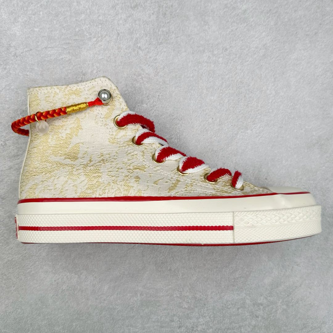 CONVERSE | 1970s 🐍鸿运当头 2024年匡威蛇年生肖限定款‼️ 真的是细节满满的鞋子 不仅新年可以穿 日常穿也嗷嗷好看 1970s真的是经典 金色蛇纹纹理贵气十足 再有红色星星加持 年味就来啦 颜值和实用性双双在线 货号:A13348C 尺码:35-44(36.5 37.5 39.5 41.5 42.5)-选品中心