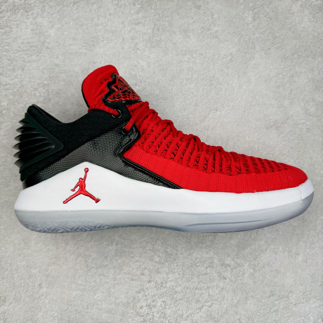 ＃K版纯原 Air Jordan XXXII AJ32 Low PF 减震防滑低帮实战篮球鞋 黑红 AH3347-603 再次以经典配色向迈克尔的伟大精神致敬 结合 Zoom Air 缓震系统和 FlightSpeed 技术 为运动员带来柔和的缓冲以及迅速灵敏的响应 匠心搭配 Flyknit 鞋面 轻盈包覆双足 低帮版本 灵动极速的非凡体验 尺码：39 40 40.5 41 42 42.5 43 44 44.5 45 46 47.5-选品中心