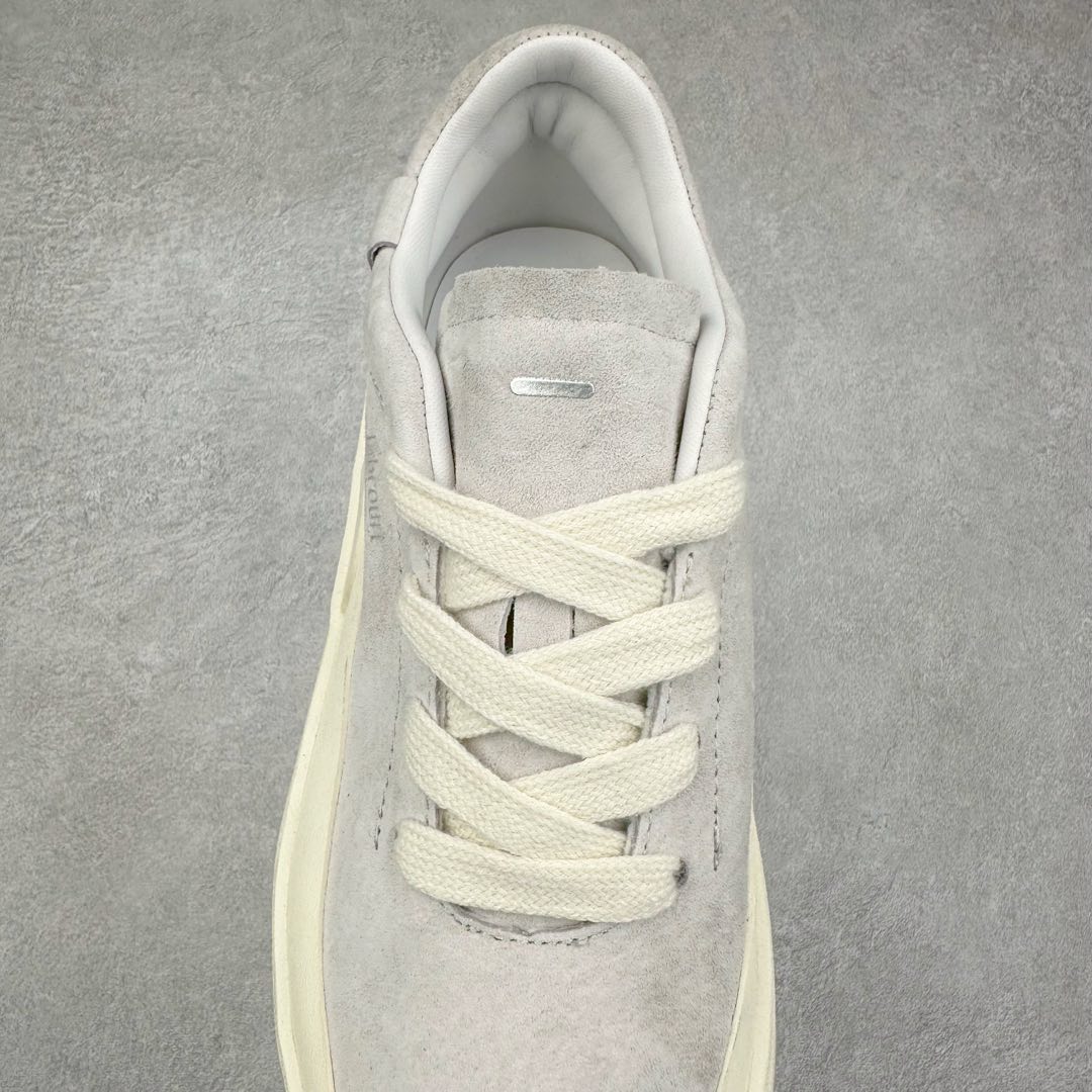 图片[5]-＃纯原 AD Labcourt 百搭休闲轻松舒适耐磨透气低帮板鞋 ID6228 FOG平替单品 鞋面使用了绒毛麂皮 鞋面和鞋底连接处使用了包边处理 看起来更加精致有型 内里也使用了光滑的优质皮革 鞋垫上的LOGO彰显品牌身份 鞋子后脚跟处的英文 ENDINEERED FOR THE STYLE OF FUTURE译为 为未来的风格而设计 尺码：35.5 36 36.5 37 38 38.5 39 40 40.5 41 42 42.5 43 44 44.5 45-选品中心