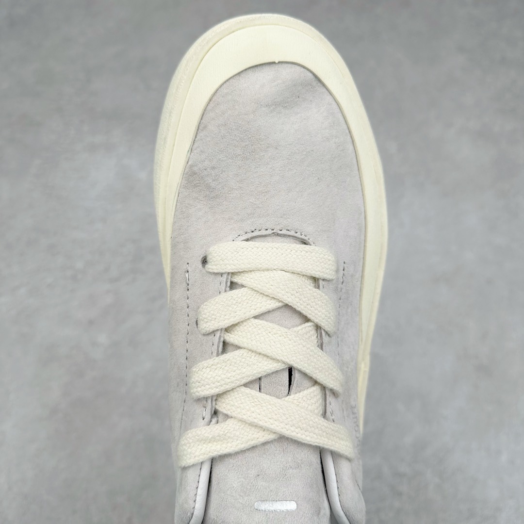 图片[4]-＃纯原 AD Labcourt 百搭休闲轻松舒适耐磨透气低帮板鞋 ID6228 FOG平替单品 鞋面使用了绒毛麂皮 鞋面和鞋底连接处使用了包边处理 看起来更加精致有型 内里也使用了光滑的优质皮革 鞋垫上的LOGO彰显品牌身份 鞋子后脚跟处的英文 ENDINEERED FOR THE STYLE OF FUTURE译为 为未来的风格而设计 尺码：35.5 36 36.5 37 38 38.5 39 40 40.5 41 42 42.5 43 44 44.5 45-选品中心