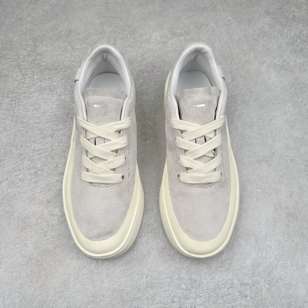 图片[2]-＃纯原 AD Labcourt 百搭休闲轻松舒适耐磨透气低帮板鞋 ID6228 FOG平替单品 鞋面使用了绒毛麂皮 鞋面和鞋底连接处使用了包边处理 看起来更加精致有型 内里也使用了光滑的优质皮革 鞋垫上的LOGO彰显品牌身份 鞋子后脚跟处的英文 ENDINEERED FOR THE STYLE OF FUTURE译为 为未来的风格而设计 尺码：35.5 36 36.5 37 38 38.5 39 40 40.5 41 42 42.5 43 44 44.5 45-选品中心