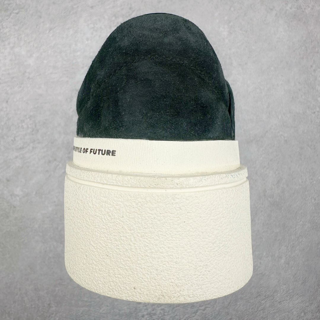 图片[8]-＃纯原 AD Labcourt 百搭休闲轻松舒适耐磨透气低帮板鞋 ID6227 FOG平替单品 鞋面使用了绒毛麂皮 鞋面和鞋底连接处使用了包边处理 看起来更加精致有型 内里也使用了光滑的优质皮革 鞋垫上的LOGO彰显品牌身份 鞋子后脚跟处的英文 ENDINEERED FOR THE STYLE OF FUTURE译为 为未来的风格而设计 尺码：35.5 36 36.5 37 38 38.5 39 40 40.5 41 42 42.5 43 44 44.5 45-选品中心