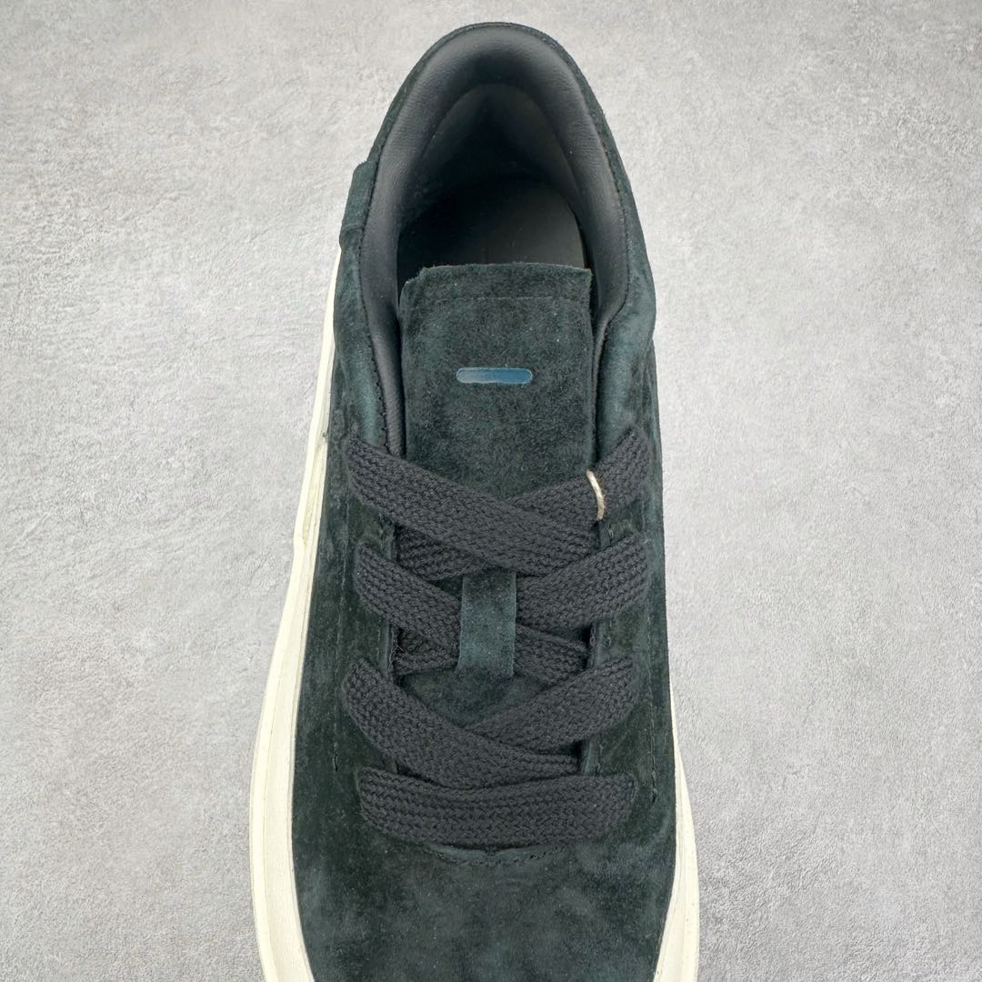 图片[5]-＃纯原 AD Labcourt 百搭休闲轻松舒适耐磨透气低帮板鞋 ID6227 FOG平替单品 鞋面使用了绒毛麂皮 鞋面和鞋底连接处使用了包边处理 看起来更加精致有型 内里也使用了光滑的优质皮革 鞋垫上的LOGO彰显品牌身份 鞋子后脚跟处的英文 ENDINEERED FOR THE STYLE OF FUTURE译为 为未来的风格而设计 尺码：35.5 36 36.5 37 38 38.5 39 40 40.5 41 42 42.5 43 44 44.5 45-选品中心