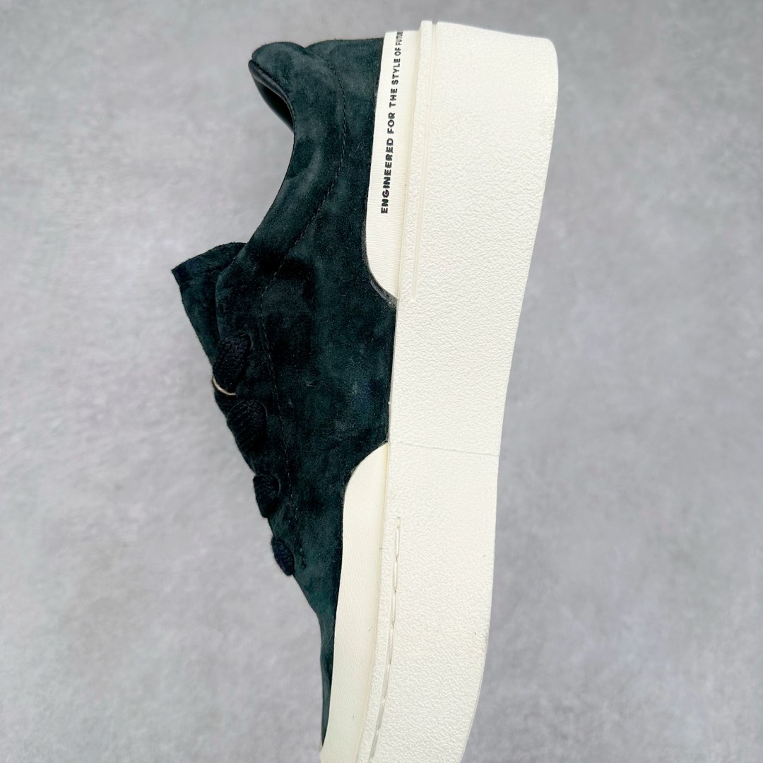 图片[7]-＃纯原 AD Labcourt 百搭休闲轻松舒适耐磨透气低帮板鞋 ID6227 FOG平替单品 鞋面使用了绒毛麂皮 鞋面和鞋底连接处使用了包边处理 看起来更加精致有型 内里也使用了光滑的优质皮革 鞋垫上的LOGO彰显品牌身份 鞋子后脚跟处的英文 ENDINEERED FOR THE STYLE OF FUTURE译为 为未来的风格而设计 尺码：35.5 36 36.5 37 38 38.5 39 40 40.5 41 42 42.5 43 44 44.5 45-选品中心