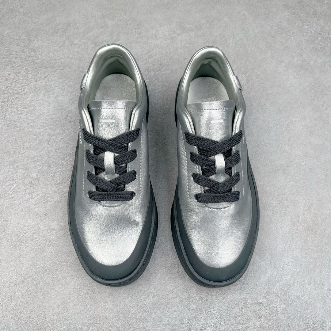 图片[2]-＃纯原 AD Labcourt 百搭休闲轻松舒适耐磨透气低帮板鞋 IF1655 FOG平替单品 鞋面使用了绒毛麂皮 鞋面和鞋底连接处使用了包边处理 看起来更加精致有型 内里也使用了光滑的优质皮革 鞋垫上的LOGO彰显品牌身份 鞋子后脚跟处的英文 ENDINEERED FOR THE STYLE OF FUTURE译为 为未来的风格而设计 尺码：35.5 36 36.5 37 38 38.5 39 40 40.5 41 42 42.5 43 44 44.5 45-选品中心