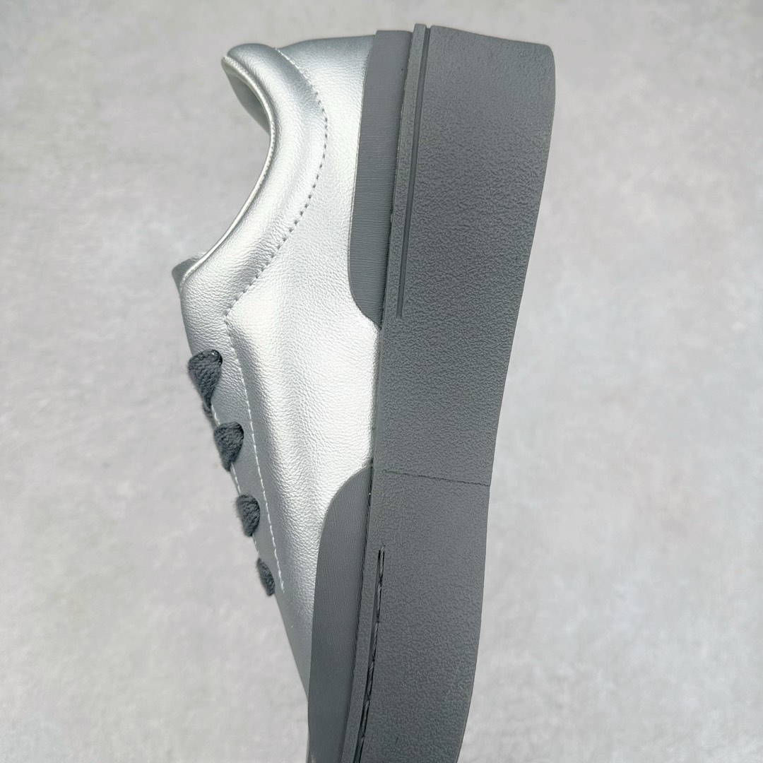 图片[7]-＃纯原 AD Labcourt 百搭休闲轻松舒适耐磨透气低帮板鞋 IF1655 FOG平替单品 鞋面使用了绒毛麂皮 鞋面和鞋底连接处使用了包边处理 看起来更加精致有型 内里也使用了光滑的优质皮革 鞋垫上的LOGO彰显品牌身份 鞋子后脚跟处的英文 ENDINEERED FOR THE STYLE OF FUTURE译为 为未来的风格而设计 尺码：35.5 36 36.5 37 38 38.5 39 40 40.5 41 42 42.5 43 44 44.5 45-选品中心