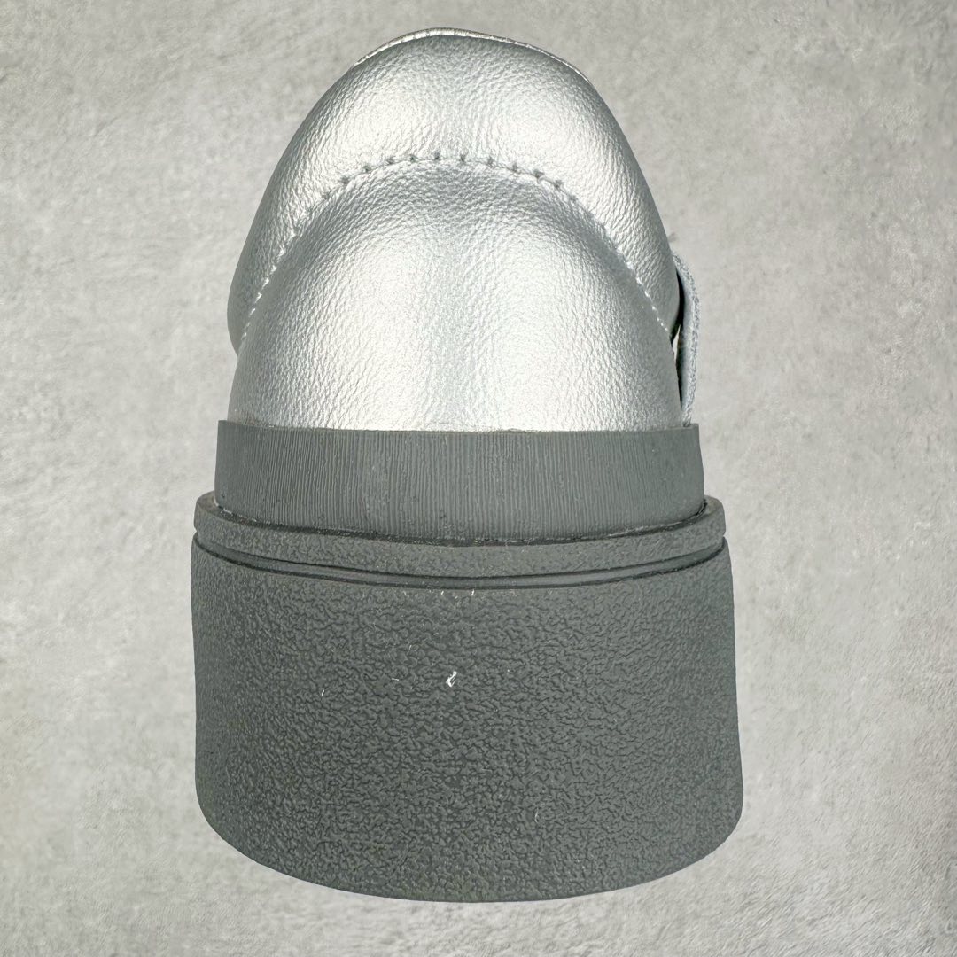 图片[8]-＃纯原 AD Labcourt 百搭休闲轻松舒适耐磨透气低帮板鞋 IF1655 FOG平替单品 鞋面使用了绒毛麂皮 鞋面和鞋底连接处使用了包边处理 看起来更加精致有型 内里也使用了光滑的优质皮革 鞋垫上的LOGO彰显品牌身份 鞋子后脚跟处的英文 ENDINEERED FOR THE STYLE OF FUTURE译为 为未来的风格而设计 尺码：35.5 36 36.5 37 38 38.5 39 40 40.5 41 42 42.5 43 44 44.5 45-选品中心