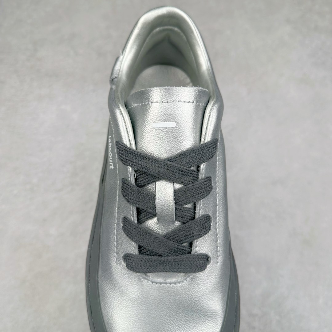 图片[5]-＃纯原 AD Labcourt 百搭休闲轻松舒适耐磨透气低帮板鞋 IF1655 FOG平替单品 鞋面使用了绒毛麂皮 鞋面和鞋底连接处使用了包边处理 看起来更加精致有型 内里也使用了光滑的优质皮革 鞋垫上的LOGO彰显品牌身份 鞋子后脚跟处的英文 ENDINEERED FOR THE STYLE OF FUTURE译为 为未来的风格而设计 尺码：35.5 36 36.5 37 38 38.5 39 40 40.5 41 42 42.5 43 44 44.5 45-选品中心