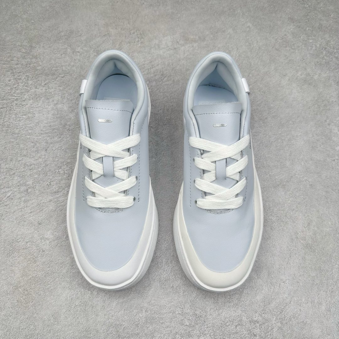 图片[2]-＃纯原 AD Labcourt 百搭休闲轻松舒适耐磨透气低帮板鞋 IF1710 FOG平替单品 鞋面使用了绒毛麂皮 鞋面和鞋底连接处使用了包边处理 看起来更加精致有型 内里也使用了光滑的优质皮革 鞋垫上的LOGO彰显品牌身份 鞋子后脚跟处的英文 ENDINEERED FOR THE STYLE OF FUTURE译为 为未来的风格而设计 尺码：35.5 36 36.5 37 38 38.5 39 40 40.5 41 42 42.5 43 44 44.5 45-选品中心