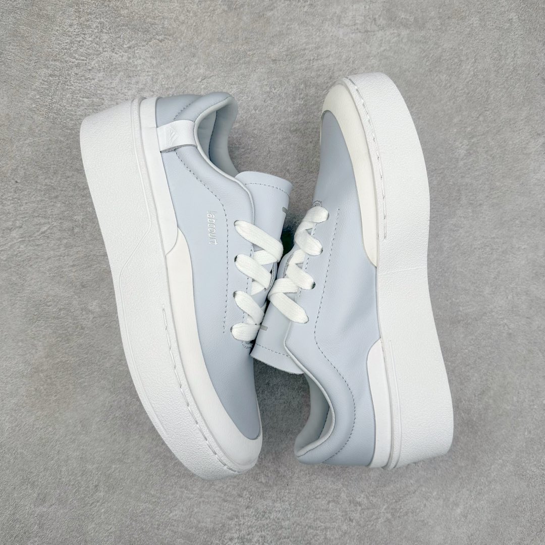 图片[3]-＃纯原 AD Labcourt 百搭休闲轻松舒适耐磨透气低帮板鞋 IF1710 FOG平替单品 鞋面使用了绒毛麂皮 鞋面和鞋底连接处使用了包边处理 看起来更加精致有型 内里也使用了光滑的优质皮革 鞋垫上的LOGO彰显品牌身份 鞋子后脚跟处的英文 ENDINEERED FOR THE STYLE OF FUTURE译为 为未来的风格而设计 尺码：35.5 36 36.5 37 38 38.5 39 40 40.5 41 42 42.5 43 44 44.5 45-选品中心