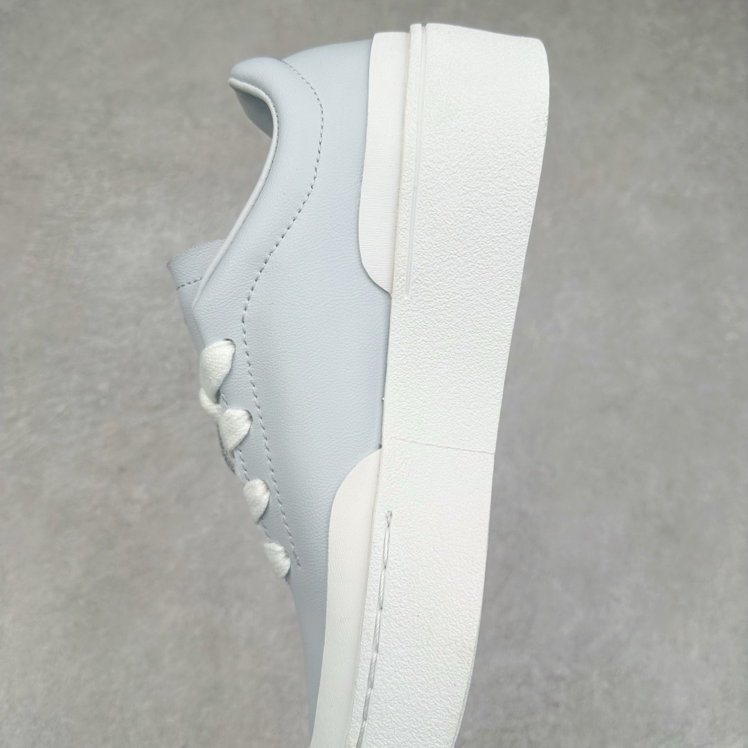 图片[7]-＃纯原 AD Labcourt 百搭休闲轻松舒适耐磨透气低帮板鞋 IF1710 FOG平替单品 鞋面使用了绒毛麂皮 鞋面和鞋底连接处使用了包边处理 看起来更加精致有型 内里也使用了光滑的优质皮革 鞋垫上的LOGO彰显品牌身份 鞋子后脚跟处的英文 ENDINEERED FOR THE STYLE OF FUTURE译为 为未来的风格而设计 尺码：35.5 36 36.5 37 38 38.5 39 40 40.5 41 42 42.5 43 44 44.5 45-选品中心