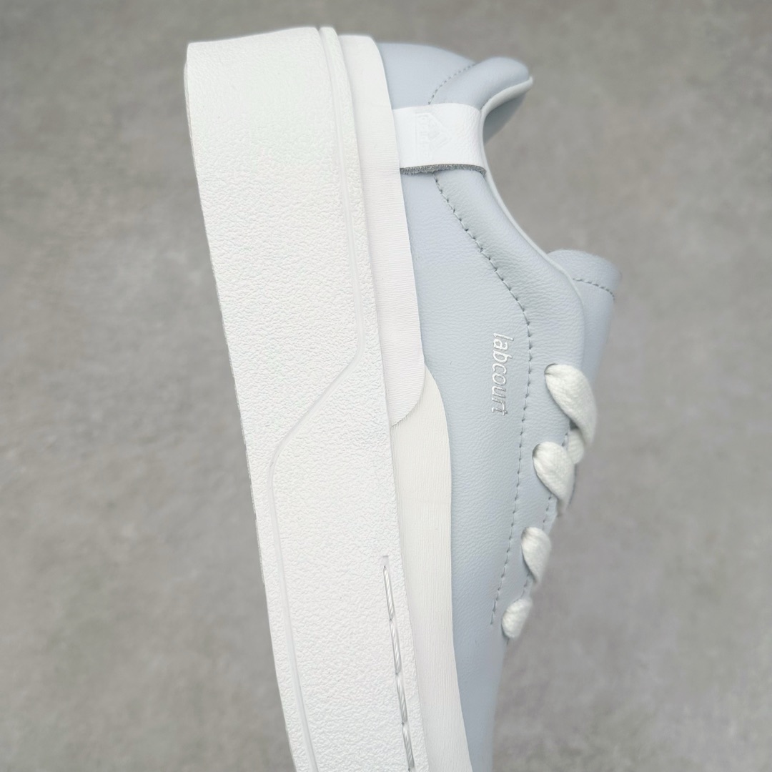 图片[6]-＃纯原 AD Labcourt 百搭休闲轻松舒适耐磨透气低帮板鞋 IF1710 FOG平替单品 鞋面使用了绒毛麂皮 鞋面和鞋底连接处使用了包边处理 看起来更加精致有型 内里也使用了光滑的优质皮革 鞋垫上的LOGO彰显品牌身份 鞋子后脚跟处的英文 ENDINEERED FOR THE STYLE OF FUTURE译为 为未来的风格而设计 尺码：35.5 36 36.5 37 38 38.5 39 40 40.5 41 42 42.5 43 44 44.5 45-选品中心