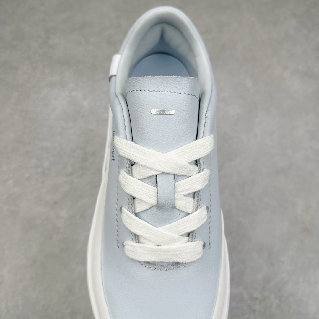 图片[5]-＃纯原 AD Labcourt 百搭休闲轻松舒适耐磨透气低帮板鞋 IF1710 FOG平替单品 鞋面使用了绒毛麂皮 鞋面和鞋底连接处使用了包边处理 看起来更加精致有型 内里也使用了光滑的优质皮革 鞋垫上的LOGO彰显品牌身份 鞋子后脚跟处的英文 ENDINEERED FOR THE STYLE OF FUTURE译为 为未来的风格而设计 尺码：35.5 36 36.5 37 38 38.5 39 40 40.5 41 42 42.5 43 44 44.5 45-选品中心