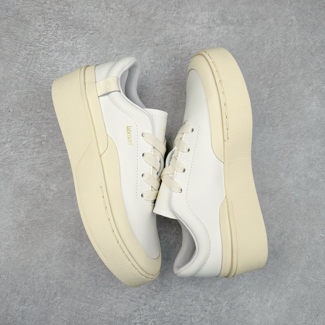 图片[3]-＃纯原 AD Labcourt 百搭休闲轻松舒适耐磨透气低帮板鞋 IF1709 FOG平替单品 鞋面使用了绒毛麂皮 鞋面和鞋底连接处使用了包边处理 看起来更加精致有型 内里也使用了光滑的优质皮革 鞋垫上的LOGO彰显品牌身份 鞋子后脚跟处的英文 ENDINEERED FOR THE STYLE OF FUTURE译为 为未来的风格而设计 尺码：35.5 36 36.5 37 38 38.5 39 40 40.5 41 42 42.5 43 44 44.5 45-选品中心