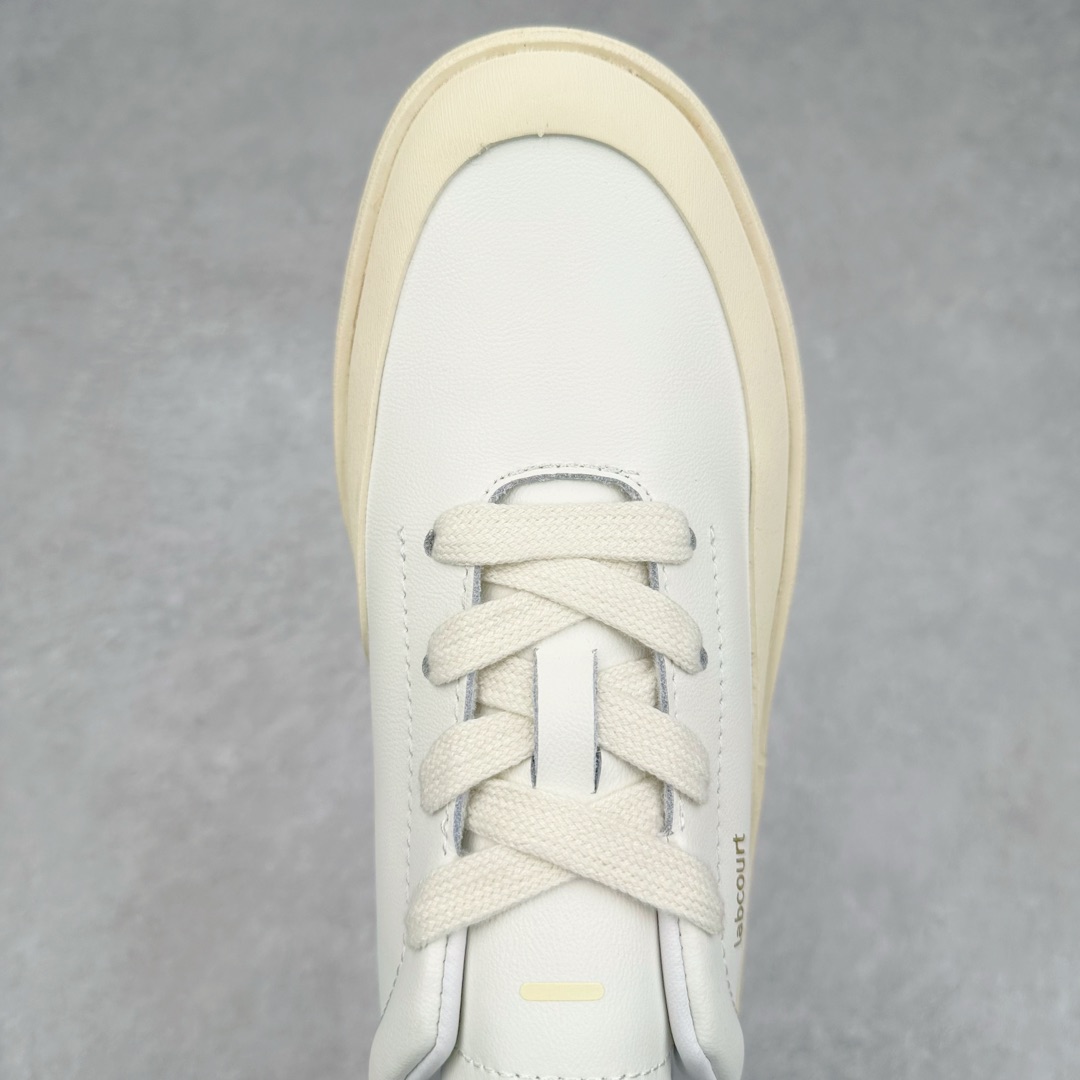 图片[4]-＃纯原 AD Labcourt 百搭休闲轻松舒适耐磨透气低帮板鞋 IF1709 FOG平替单品 鞋面使用了绒毛麂皮 鞋面和鞋底连接处使用了包边处理 看起来更加精致有型 内里也使用了光滑的优质皮革 鞋垫上的LOGO彰显品牌身份 鞋子后脚跟处的英文 ENDINEERED FOR THE STYLE OF FUTURE译为 为未来的风格而设计 尺码：35.5 36 36.5 37 38 38.5 39 40 40.5 41 42 42.5 43 44 44.5 45-选品中心