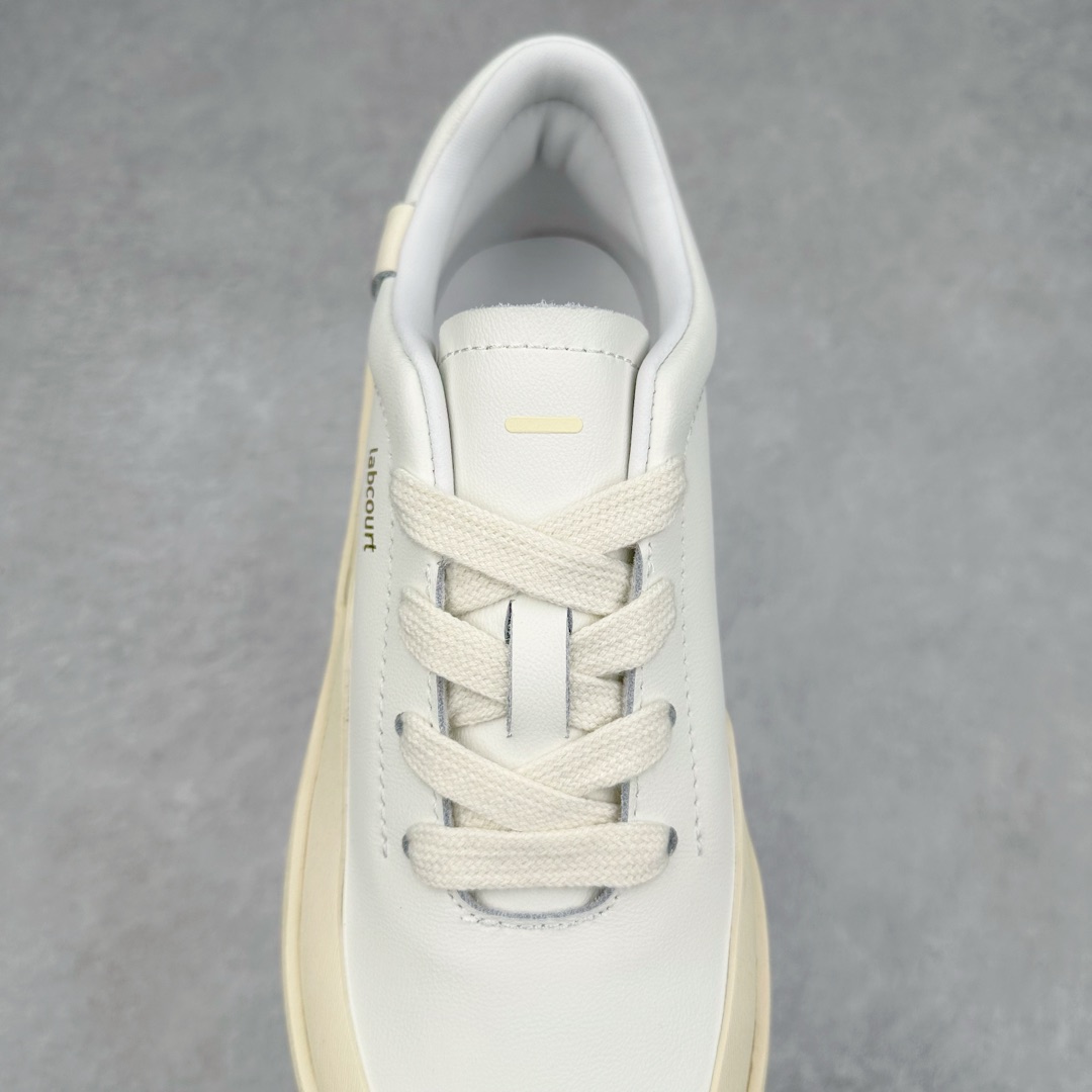 图片[5]-＃纯原 AD Labcourt 百搭休闲轻松舒适耐磨透气低帮板鞋 IF1709 FOG平替单品 鞋面使用了绒毛麂皮 鞋面和鞋底连接处使用了包边处理 看起来更加精致有型 内里也使用了光滑的优质皮革 鞋垫上的LOGO彰显品牌身份 鞋子后脚跟处的英文 ENDINEERED FOR THE STYLE OF FUTURE译为 为未来的风格而设计 尺码：35.5 36 36.5 37 38 38.5 39 40 40.5 41 42 42.5 43 44 44.5 45-选品中心