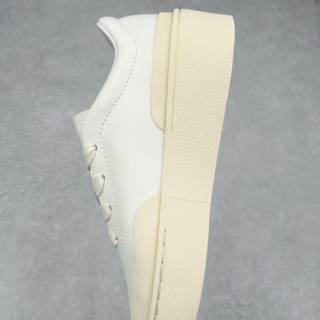 图片[7]-＃纯原 AD Labcourt 百搭休闲轻松舒适耐磨透气低帮板鞋 IF1709 FOG平替单品 鞋面使用了绒毛麂皮 鞋面和鞋底连接处使用了包边处理 看起来更加精致有型 内里也使用了光滑的优质皮革 鞋垫上的LOGO彰显品牌身份 鞋子后脚跟处的英文 ENDINEERED FOR THE STYLE OF FUTURE译为 为未来的风格而设计 尺码：35.5 36 36.5 37 38 38.5 39 40 40.5 41 42 42.5 43 44 44.5 45-选品中心