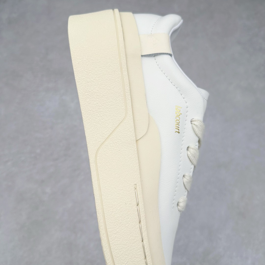 图片[6]-＃纯原 AD Labcourt 百搭休闲轻松舒适耐磨透气低帮板鞋 IF1709 FOG平替单品 鞋面使用了绒毛麂皮 鞋面和鞋底连接处使用了包边处理 看起来更加精致有型 内里也使用了光滑的优质皮革 鞋垫上的LOGO彰显品牌身份 鞋子后脚跟处的英文 ENDINEERED FOR THE STYLE OF FUTURE译为 为未来的风格而设计 尺码：35.5 36 36.5 37 38 38.5 39 40 40.5 41 42 42.5 43 44 44.5 45-选品中心