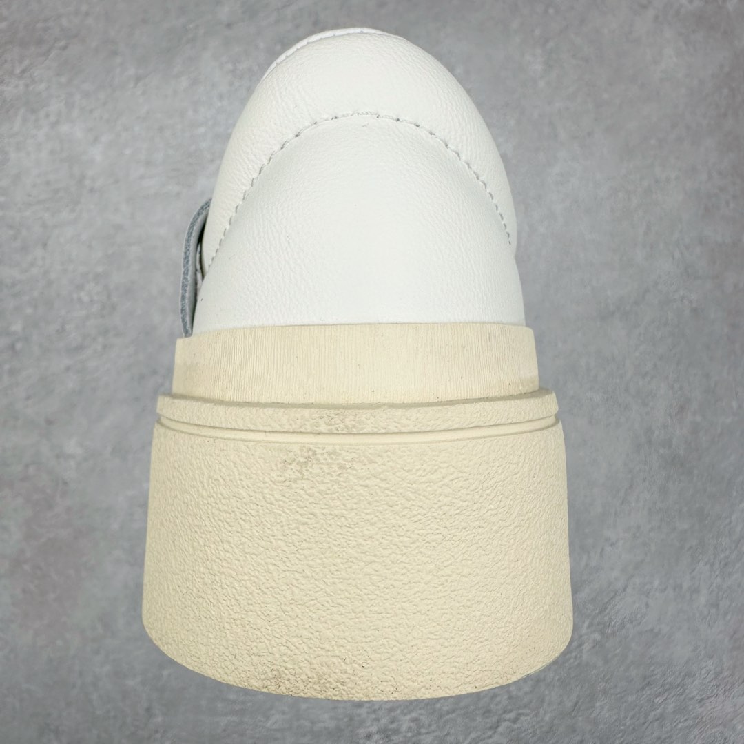 图片[8]-＃纯原 AD Labcourt 百搭休闲轻松舒适耐磨透气低帮板鞋 IF1709 FOG平替单品 鞋面使用了绒毛麂皮 鞋面和鞋底连接处使用了包边处理 看起来更加精致有型 内里也使用了光滑的优质皮革 鞋垫上的LOGO彰显品牌身份 鞋子后脚跟处的英文 ENDINEERED FOR THE STYLE OF FUTURE译为 为未来的风格而设计 尺码：35.5 36 36.5 37 38 38.5 39 40 40.5 41 42 42.5 43 44 44.5 45-选品中心