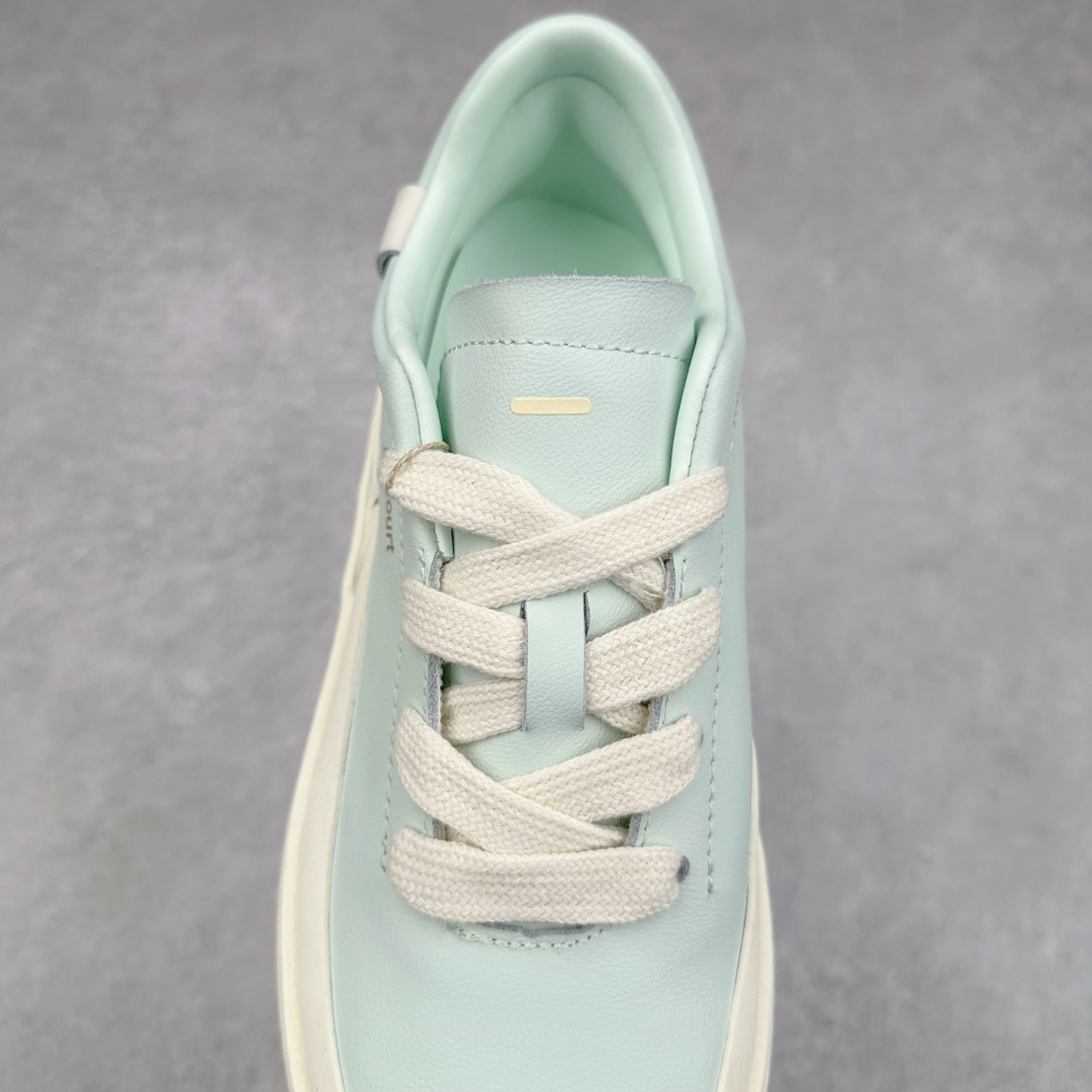 图片[5]-＃纯原 AD Labcourt 百搭休闲轻松舒适耐磨透气低帮板鞋 IF1708 FOG平替单品 鞋面使用了绒毛麂皮 鞋面和鞋底连接处使用了包边处理 看起来更加精致有型 内里也使用了光滑的优质皮革 鞋垫上的LOGO彰显品牌身份 鞋子后脚跟处的英文 ENDINEERED FOR THE STYLE OF FUTURE译为 为未来的风格而设计 尺码：35.5 36 36.5 37 38 38.5 39 40 40.5 41 42 42.5 43 44 44.5 45-选品中心