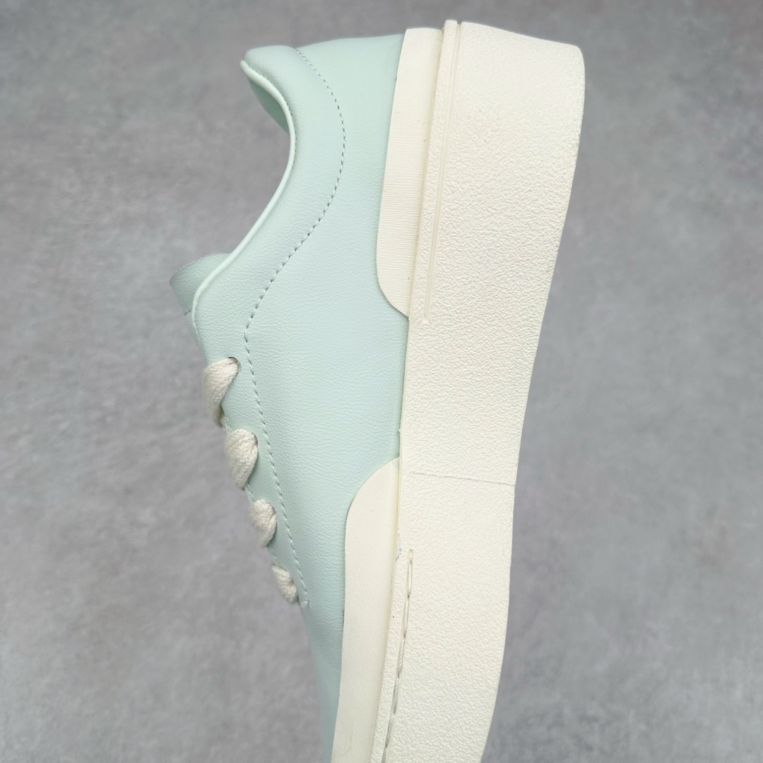 图片[7]-＃纯原 AD Labcourt 百搭休闲轻松舒适耐磨透气低帮板鞋 IF1708 FOG平替单品 鞋面使用了绒毛麂皮 鞋面和鞋底连接处使用了包边处理 看起来更加精致有型 内里也使用了光滑的优质皮革 鞋垫上的LOGO彰显品牌身份 鞋子后脚跟处的英文 ENDINEERED FOR THE STYLE OF FUTURE译为 为未来的风格而设计 尺码：35.5 36 36.5 37 38 38.5 39 40 40.5 41 42 42.5 43 44 44.5 45-选品中心