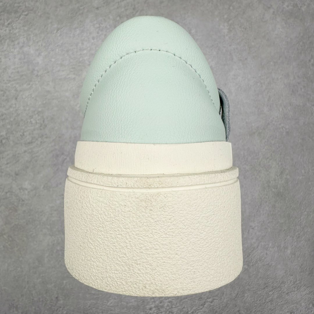 图片[8]-＃纯原 AD Labcourt 百搭休闲轻松舒适耐磨透气低帮板鞋 IF1708 FOG平替单品 鞋面使用了绒毛麂皮 鞋面和鞋底连接处使用了包边处理 看起来更加精致有型 内里也使用了光滑的优质皮革 鞋垫上的LOGO彰显品牌身份 鞋子后脚跟处的英文 ENDINEERED FOR THE STYLE OF FUTURE译为 为未来的风格而设计 尺码：35.5 36 36.5 37 38 38.5 39 40 40.5 41 42 42.5 43 44 44.5 45-选品中心