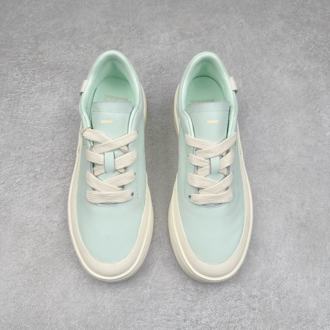 图片[2]-＃纯原 AD Labcourt 百搭休闲轻松舒适耐磨透气低帮板鞋 IF1708 FOG平替单品 鞋面使用了绒毛麂皮 鞋面和鞋底连接处使用了包边处理 看起来更加精致有型 内里也使用了光滑的优质皮革 鞋垫上的LOGO彰显品牌身份 鞋子后脚跟处的英文 ENDINEERED FOR THE STYLE OF FUTURE译为 为未来的风格而设计 尺码：35.5 36 36.5 37 38 38.5 39 40 40.5 41 42 42.5 43 44 44.5 45-选品中心