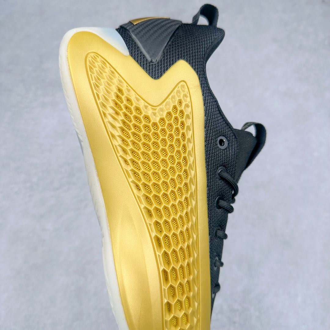 图片[6]-＃纯原新品 AD Anthony Edwards A.E. 2 \\\”华子二代\\\” 安东尼·爱德华兹签名实战减震防滑耐磨低帮篮球鞋 JI4513 球鞋的整体设计非常复古 也可以理解为并不是目前篮球鞋的设计趋势 AE2流线简约的设计 也是让其非常具有辨识度 袜套与「蚁巢」组成的鞋身 在保证透气效果的同时 搭配鞋带更能带来相当出色的鞋脚一体性 中底自然还是搭载着AD的当家科技并经由外层 TPU 包裹 将软、弹和支撑性同时兼顾 尺码：40 40.5 41 42 42.5 43 44 44.5 45 46-选品中心