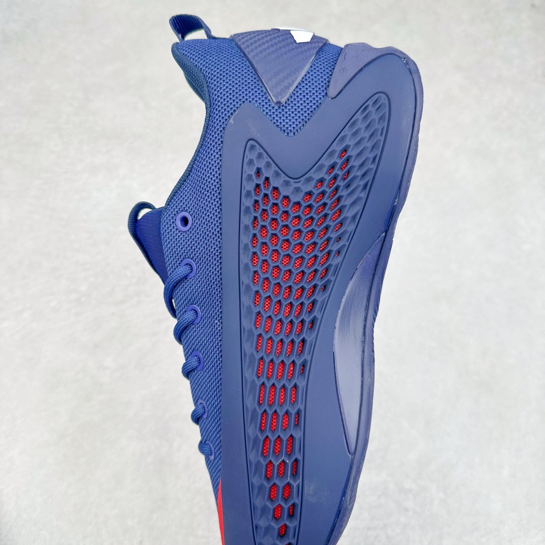 图片[7]-＃纯原新品 AD Anthony Edwards A.E. 2 \\\”华子二代\\\” 安东尼·爱德华兹签名实战减震防滑耐磨低帮篮球鞋 JS1302 球鞋的整体设计非常复古 也可以理解为并不是目前篮球鞋的设计趋势 AE2流线简约的设计 也是让其非常具有辨识度 袜套与「蚁巢」组成的鞋身 在保证透气效果的同时 搭配鞋带更能带来相当出色的鞋脚一体性 中底自然还是搭载着AD的当家科技并经由外层 TPU 包裹 将软、弹和支撑性同时兼顾 尺码：40 40.5 41 42 42.5 43 44 44.5 45 46-选品中心