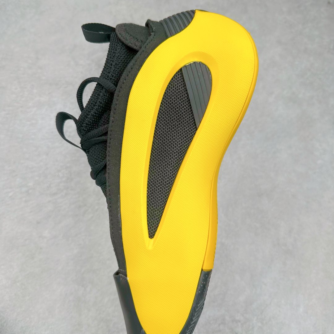 图片[7]-AD Harden Vol. 8 哈登八代签名篮球鞋 IE2695 采用了“袜套式”设计，在十多年前这一设计极为风靡，将帅气和简洁融为一体。现在Harden Vol. 8将袜套鞋领重新拾起，并配合内靴，易穿脱且包裹佳。泪滴形EVA结构骨架提供横向支持和快速移动时的稳定性。全掌JET BOOST科技提供缓震和能量反馈，助你整场保持活力。多向“JH”抓地纹路设计提供优秀抓地力，使球员能够在场上迅速变向、急停或启动，更好地掌控比赛。尺码：40 40.5 41 42 42.5 43 44 44.5 45 46-选品中心