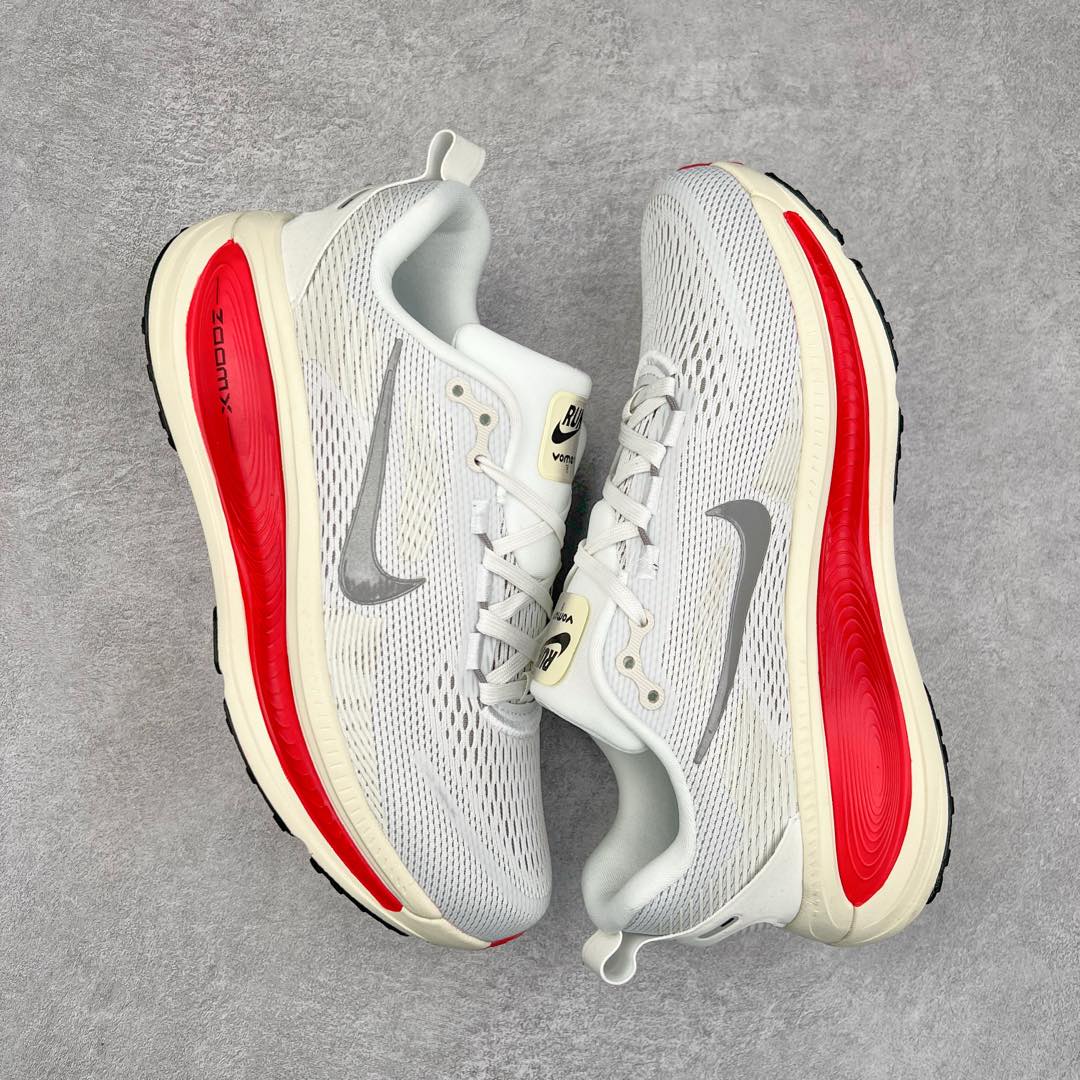 图片[3]-NK Air Zoom Vomero 18 轻便舒适公路跑步鞋 HM6803-001 质感柔软 弹力充沛 助力一路畅跑 乐享不停 厚实泡绵缔造舒适的回弹效果 铸就出色跑步表现 该鞋款轻盈透气 带你步入舒适新境界 疾速刺激感和非凡舒适脚感交织 定能让跑者在迈步间找到渴望已久的跑步乐趣 自如掌控跑步节奏、配速和里程 足底缓震配置赋予双足柔软舒适感受 助你一路畅跑 缓震设计 在双足触地时有助提供舒适脚感 搭载性能出众的 ZoomX 和 Cushlon 泡绵 营造柔软舒适脚感 助你稳稳迈步 基于跑者反馈 简化中底设计 带来出色舒适感 尺码：36 36.5 37.5 38 38.5 39 40 40.5 41 42 42.5 43 44 44.5 45 46-选品中心