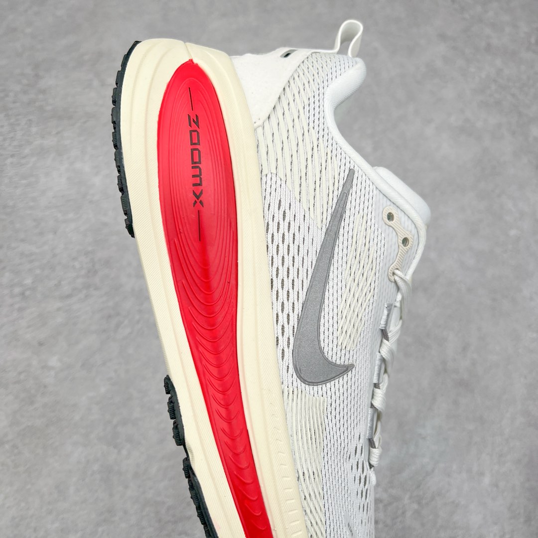 图片[6]-NK Air Zoom Vomero 18 轻便舒适公路跑步鞋 HM6803-001 质感柔软 弹力充沛 助力一路畅跑 乐享不停 厚实泡绵缔造舒适的回弹效果 铸就出色跑步表现 该鞋款轻盈透气 带你步入舒适新境界 疾速刺激感和非凡舒适脚感交织 定能让跑者在迈步间找到渴望已久的跑步乐趣 自如掌控跑步节奏、配速和里程 足底缓震配置赋予双足柔软舒适感受 助你一路畅跑 缓震设计 在双足触地时有助提供舒适脚感 搭载性能出众的 ZoomX 和 Cushlon 泡绵 营造柔软舒适脚感 助你稳稳迈步 基于跑者反馈 简化中底设计 带来出色舒适感 尺码：36 36.5 37.5 38 38.5 39 40 40.5 41 42 42.5 43 44 44.5 45 46-选品中心