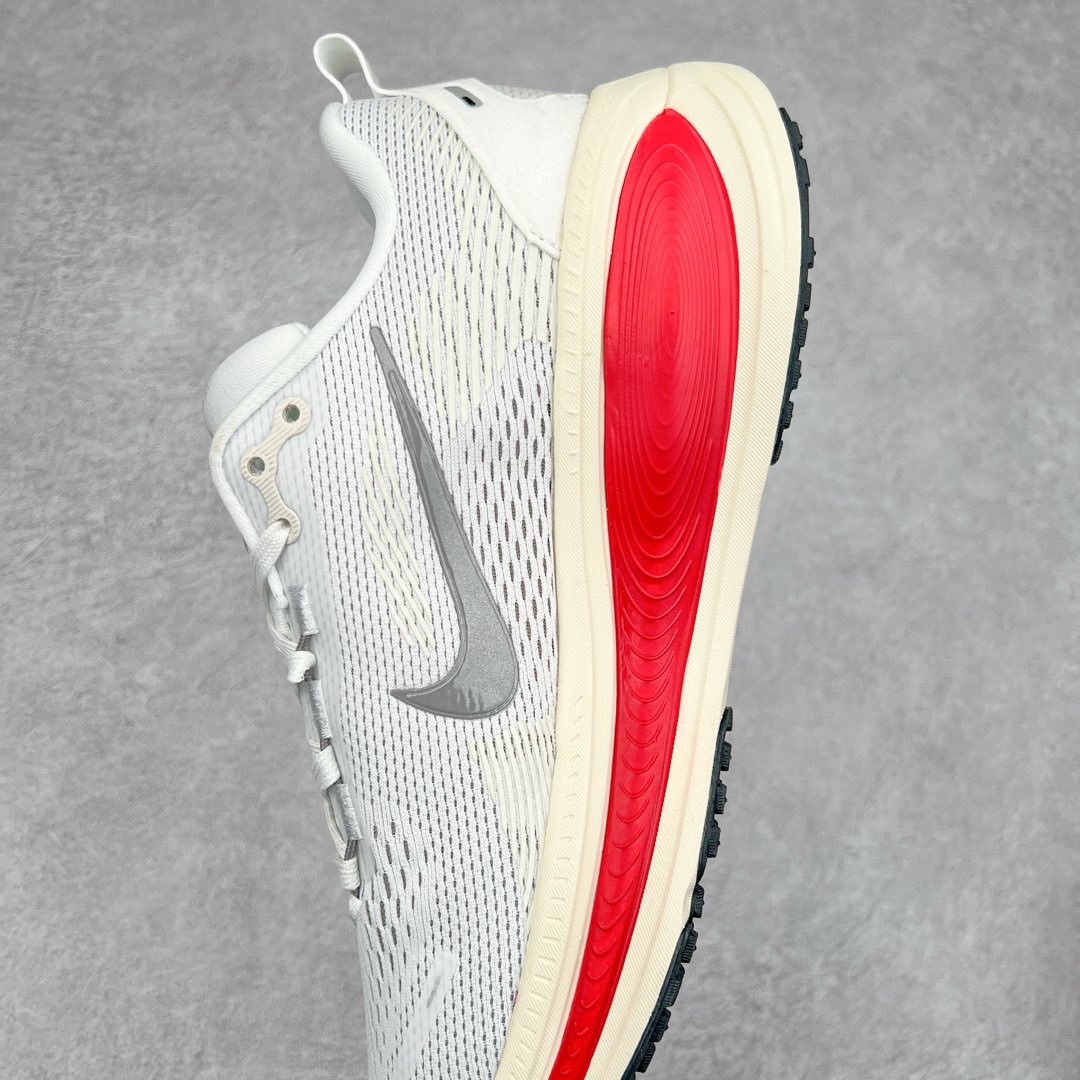 图片[7]-NK Air Zoom Vomero 18 轻便舒适公路跑步鞋 HM6803-001 质感柔软 弹力充沛 助力一路畅跑 乐享不停 厚实泡绵缔造舒适的回弹效果 铸就出色跑步表现 该鞋款轻盈透气 带你步入舒适新境界 疾速刺激感和非凡舒适脚感交织 定能让跑者在迈步间找到渴望已久的跑步乐趣 自如掌控跑步节奏、配速和里程 足底缓震配置赋予双足柔软舒适感受 助你一路畅跑 缓震设计 在双足触地时有助提供舒适脚感 搭载性能出众的 ZoomX 和 Cushlon 泡绵 营造柔软舒适脚感 助你稳稳迈步 基于跑者反馈 简化中底设计 带来出色舒适感 尺码：36 36.5 37.5 38 38.5 39 40 40.5 41 42 42.5 43 44 44.5 45 46-选品中心